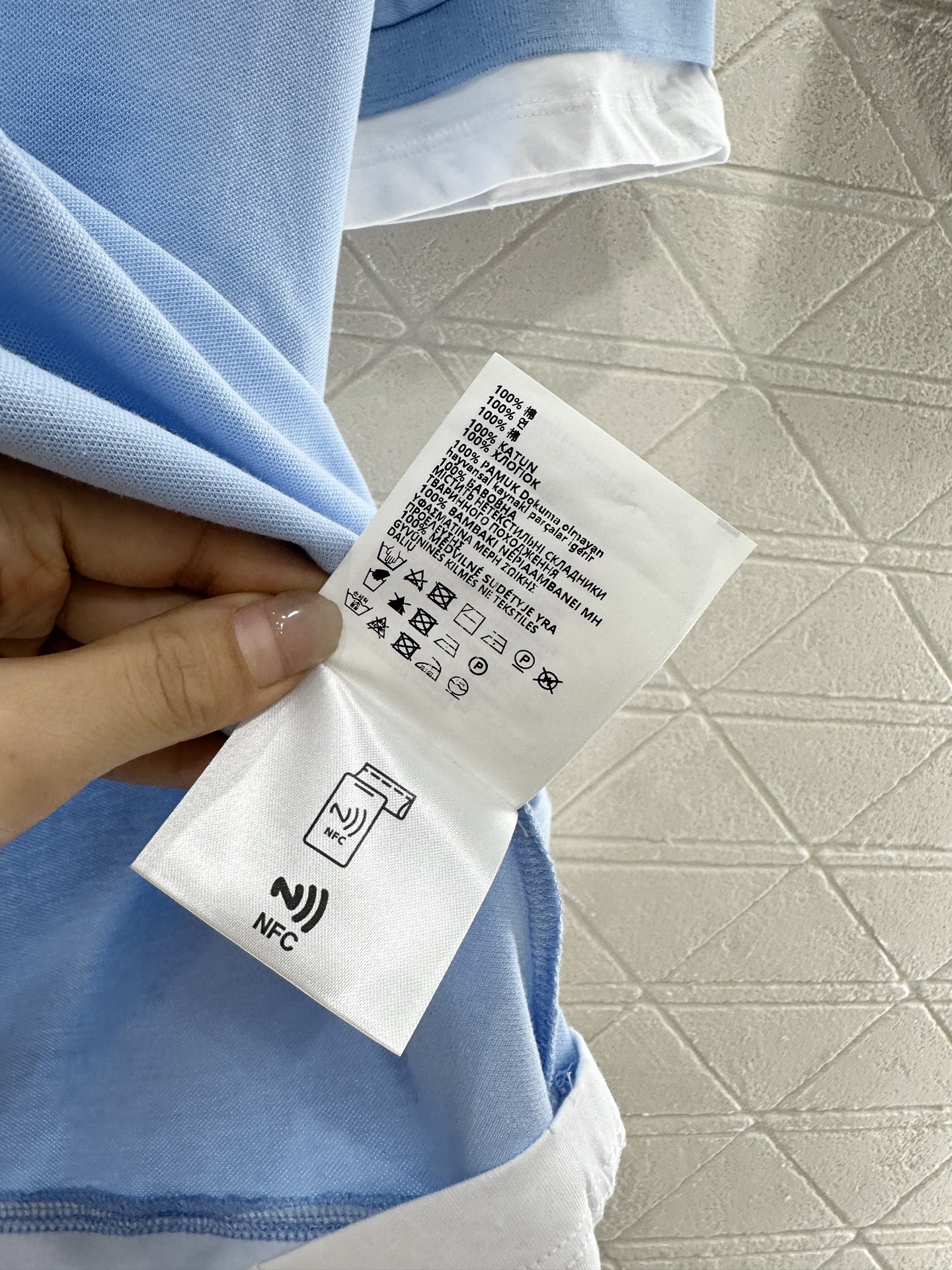 ♥Prad*♥2025新品上架
    撞色假两件𝑝𝑜𝑙𝑜衫
定制YB原生朱地全棉材质 质地轻薄 带有孔
