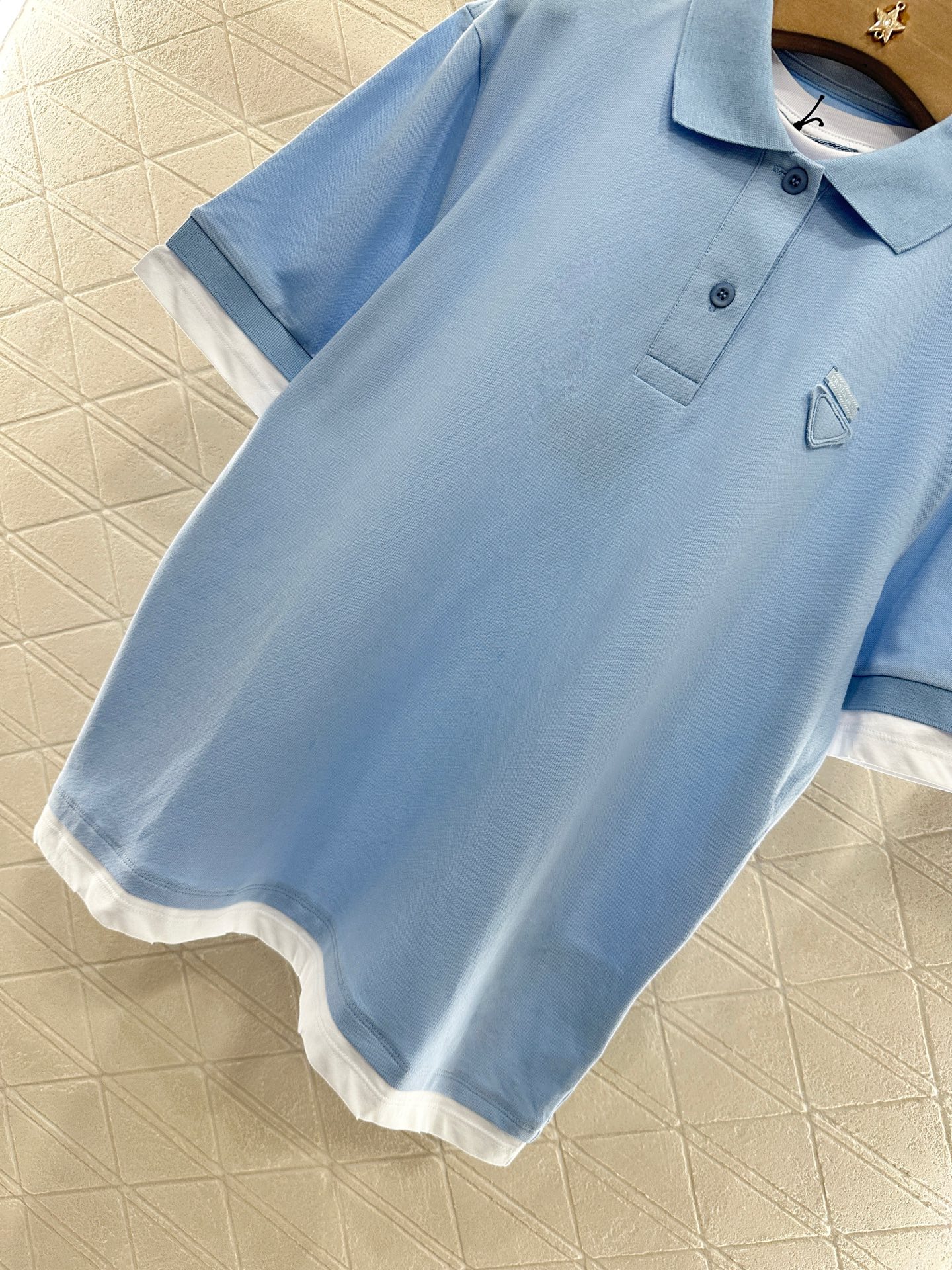♥Prad*♥2025新品上架
    撞色假两件𝑝𝑜𝑙𝑜衫
定制YB原生朱地全棉材质 质地轻薄 带有孔