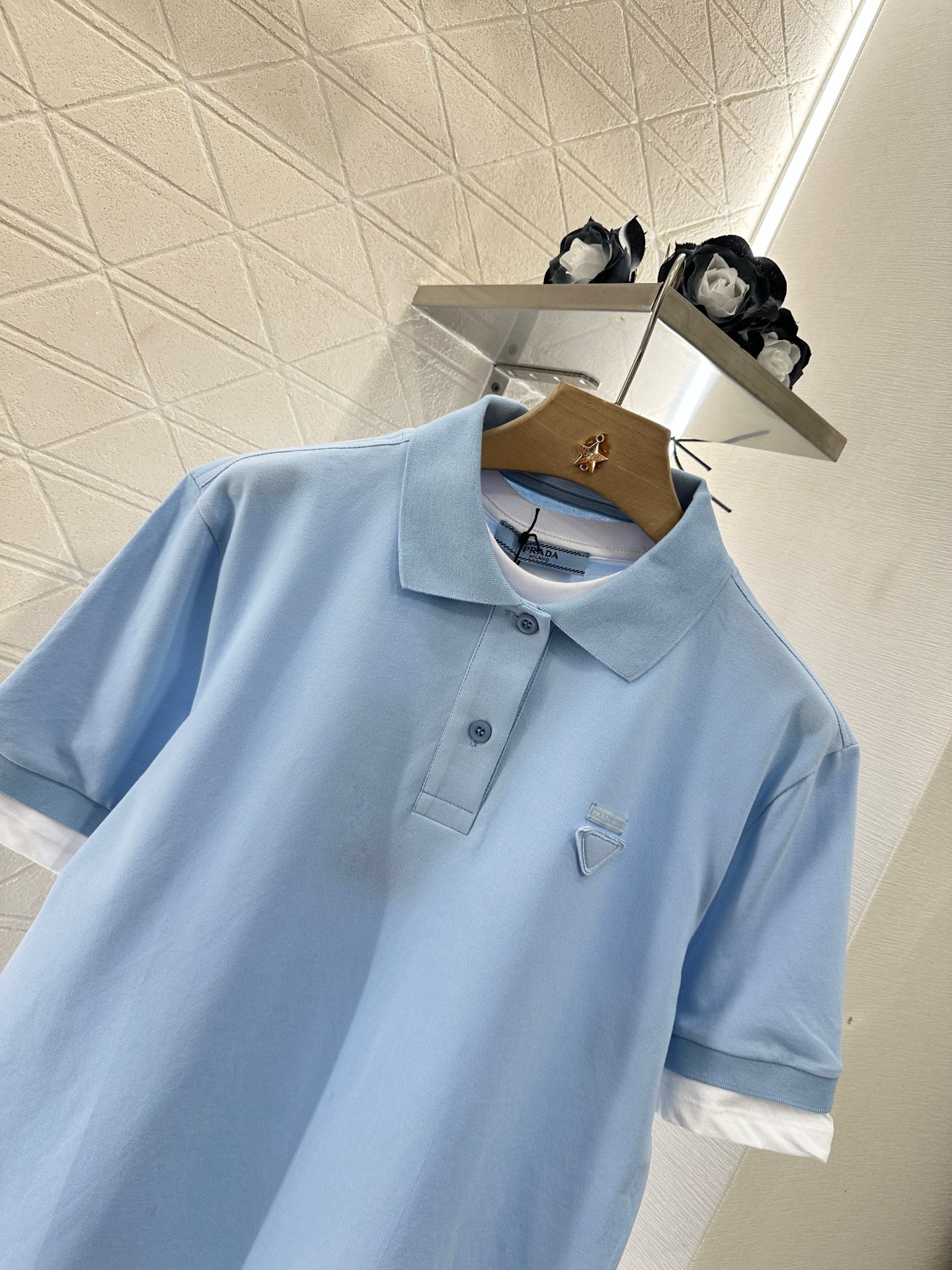 ♥Prad*♥2025新品上架
    撞色假两件𝑝𝑜𝑙𝑜衫
定制YB原生朱地全棉材质 质地轻薄 带有孔