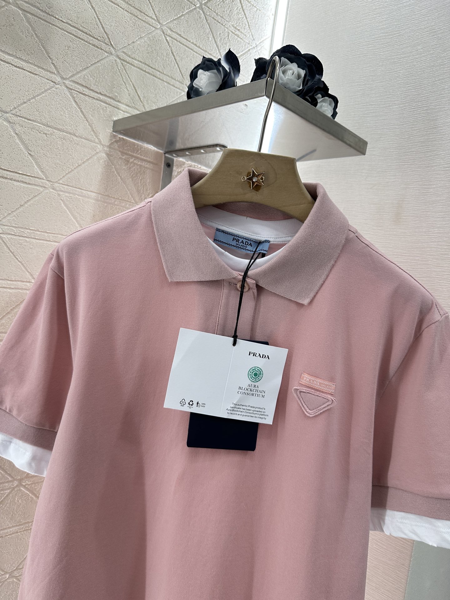 ♥Prad*♥2025新品上架
    撞色假两件𝑝𝑜𝑙𝑜衫
定制YB原生朱地全棉材质 质地轻薄 带有孔