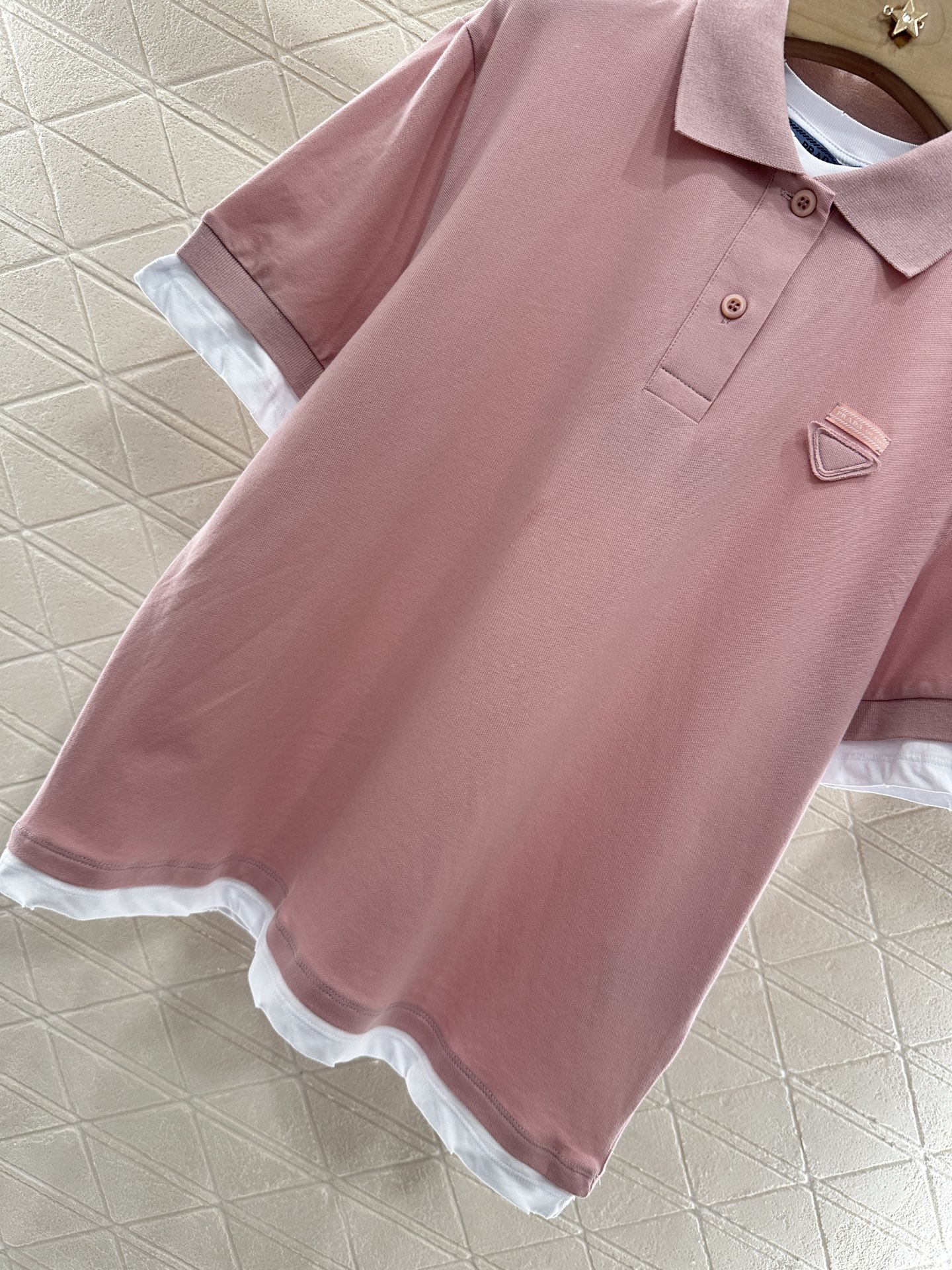 ♥Prad*♥2025新品上架
    撞色假两件𝑝𝑜𝑙𝑜衫
定制YB原生朱地全棉材质 质地轻薄 带有孔