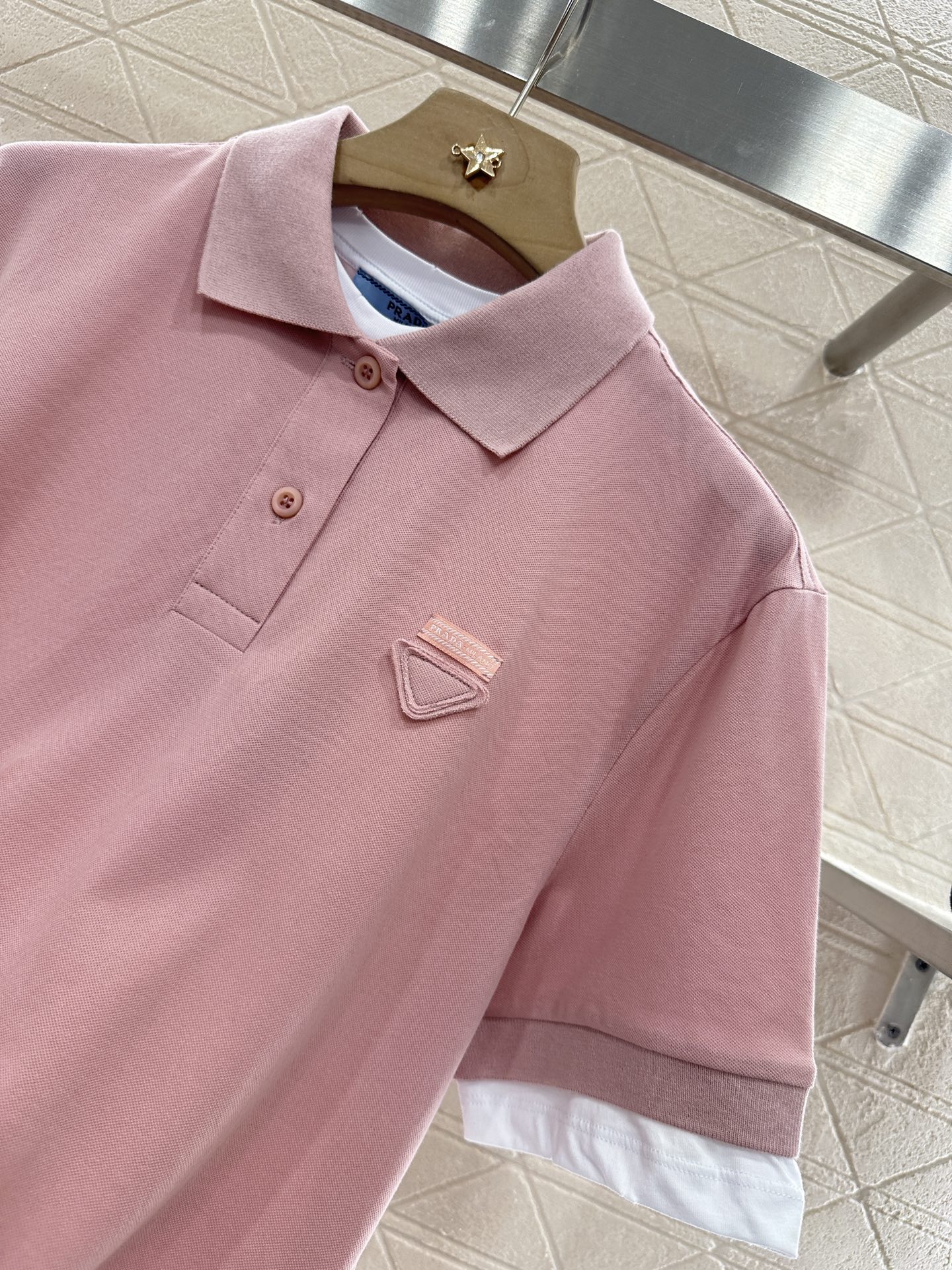 ♥Prad*♥2025新品上架
    撞色假两件𝑝𝑜𝑙𝑜衫
定制YB原生朱地全棉材质 质地轻薄 带有孔