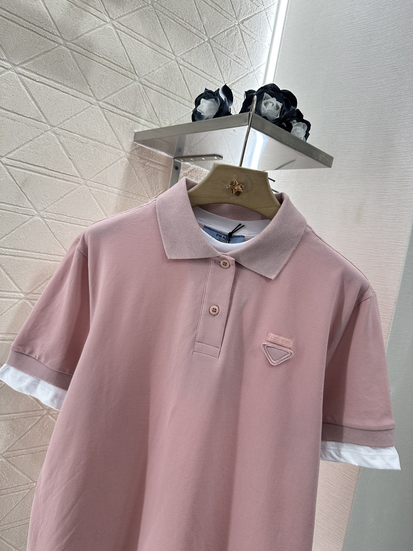 ♥Prad*♥2025新品上架
    撞色假两件𝑝𝑜𝑙𝑜衫
定制YB原生朱地全棉材质 质地轻薄 带有孔