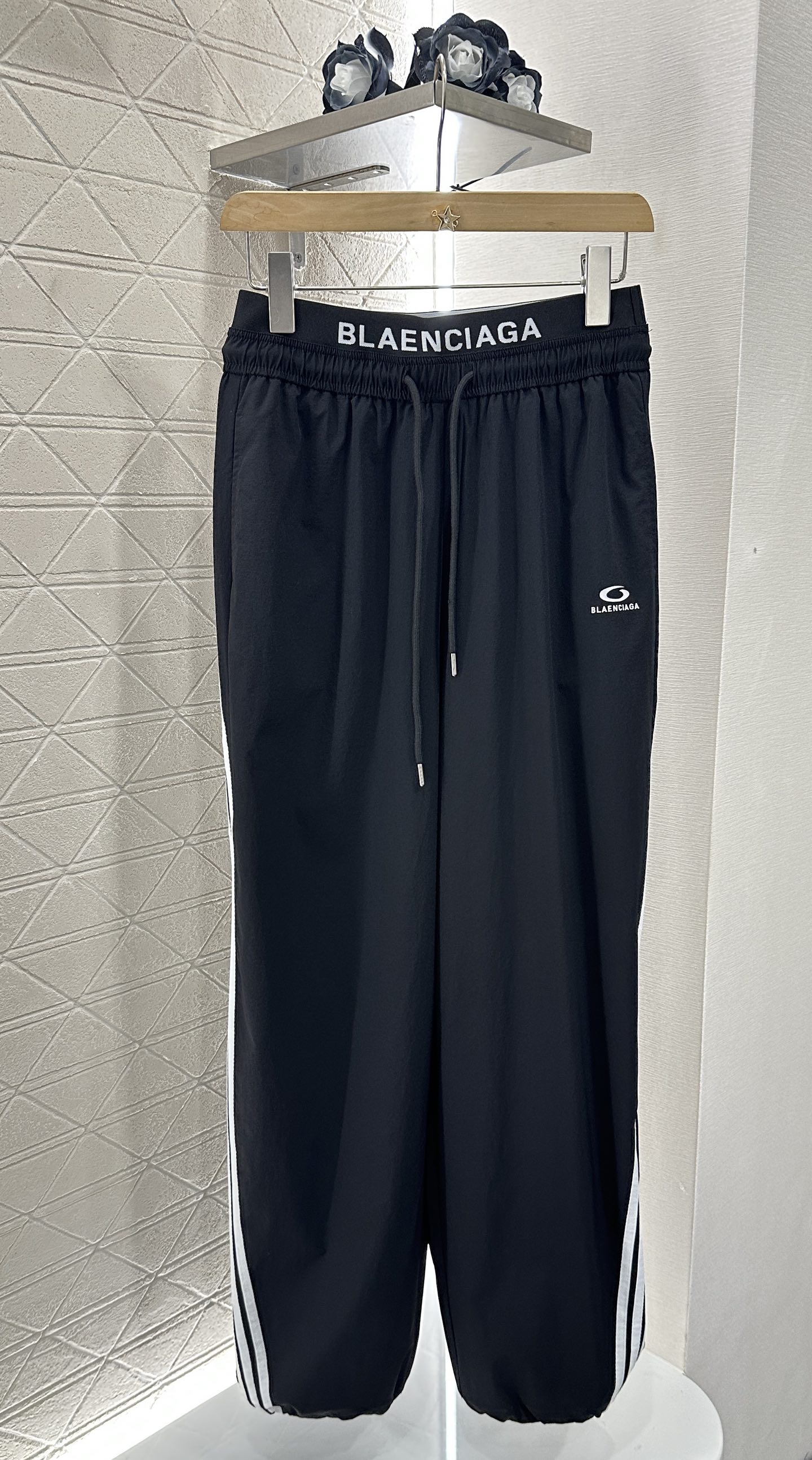 ♥Blabciag*♥2025新品上架
    抽绳织带阔腿长裤
定制YB进口棉纶材质 质感柔软亲肤 垂