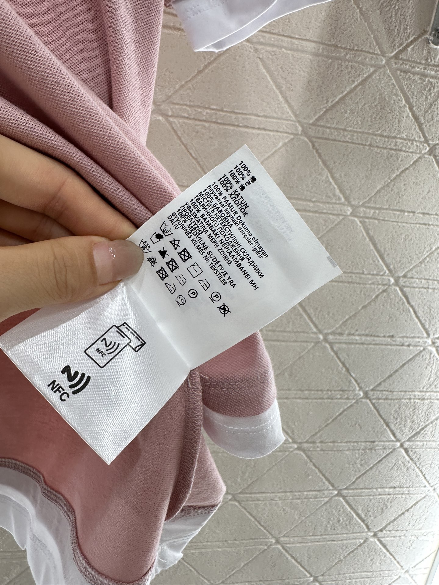 ♥Prad*♥2025新品上架
    撞色假两件𝑝𝑜𝑙𝑜衫
定制YB原生朱地全棉材质 质地轻薄 带有孔