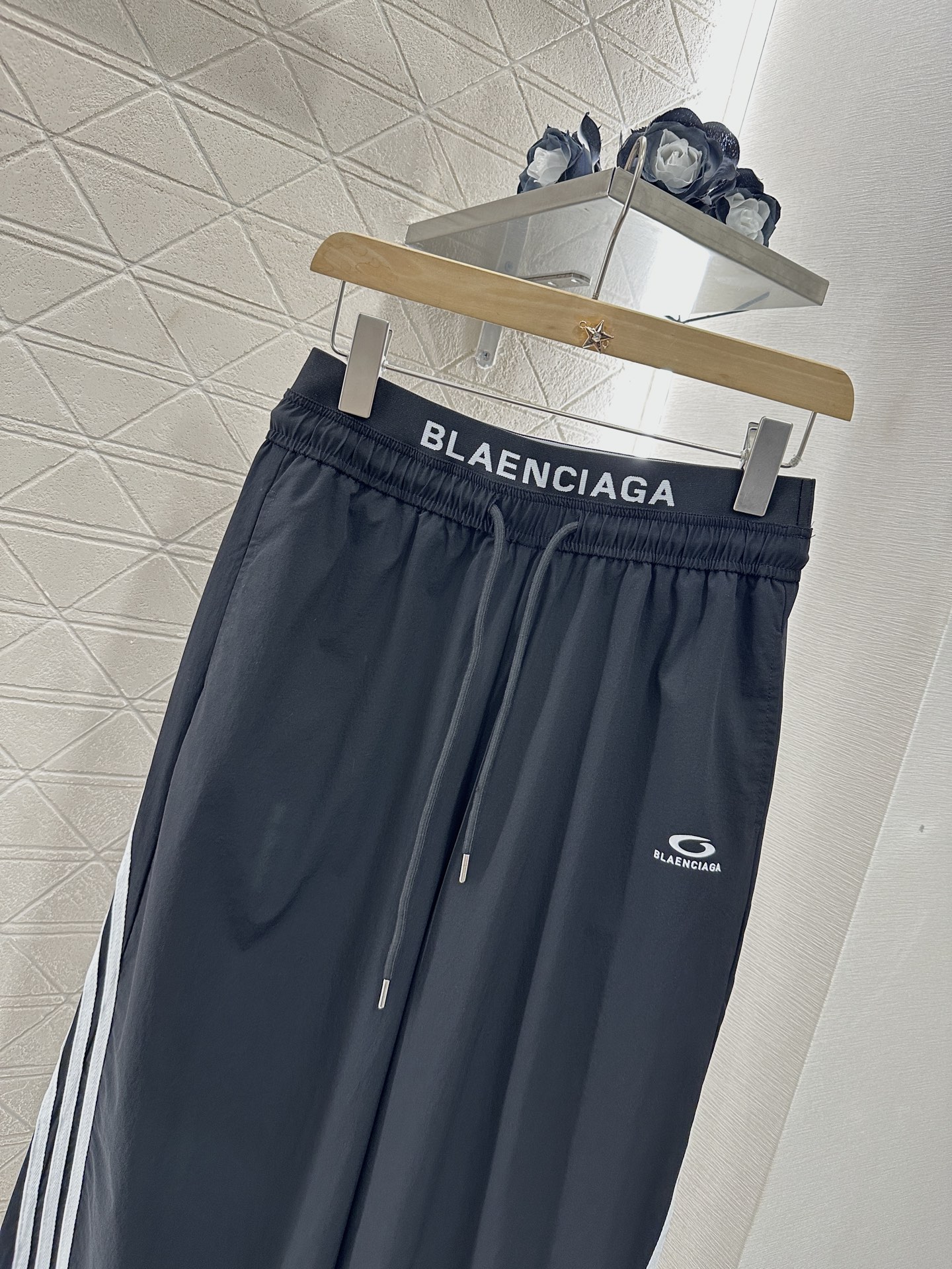 ♥Blabciag*♥2025新品上架
    抽绳织带阔腿长裤
定制YB进口棉纶材质 质感柔软亲肤 垂