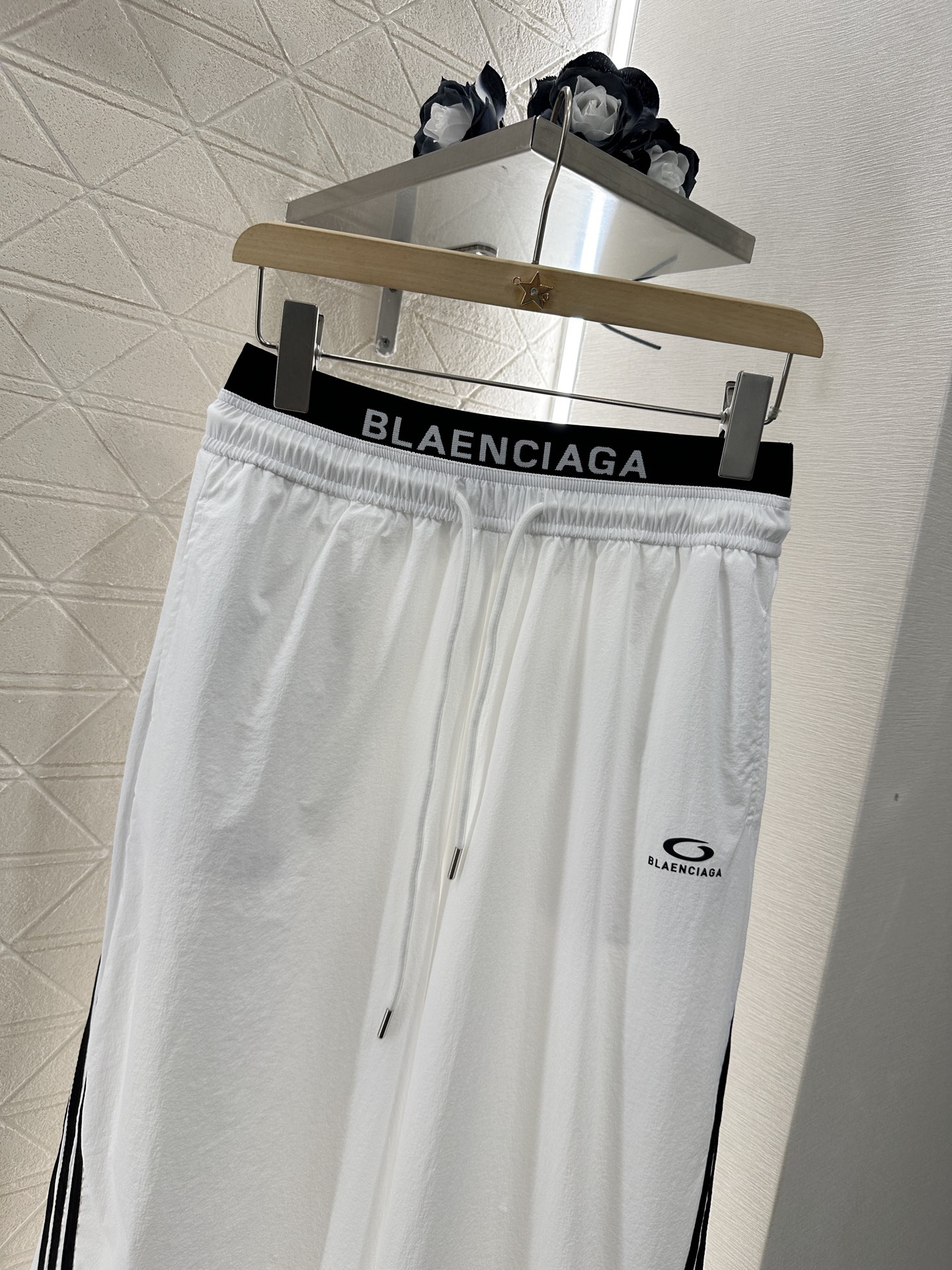 ♥Blabciag*♥2025新品上架
    抽绳织带阔腿长裤
定制YB进口棉纶材质 质感柔软亲肤 垂