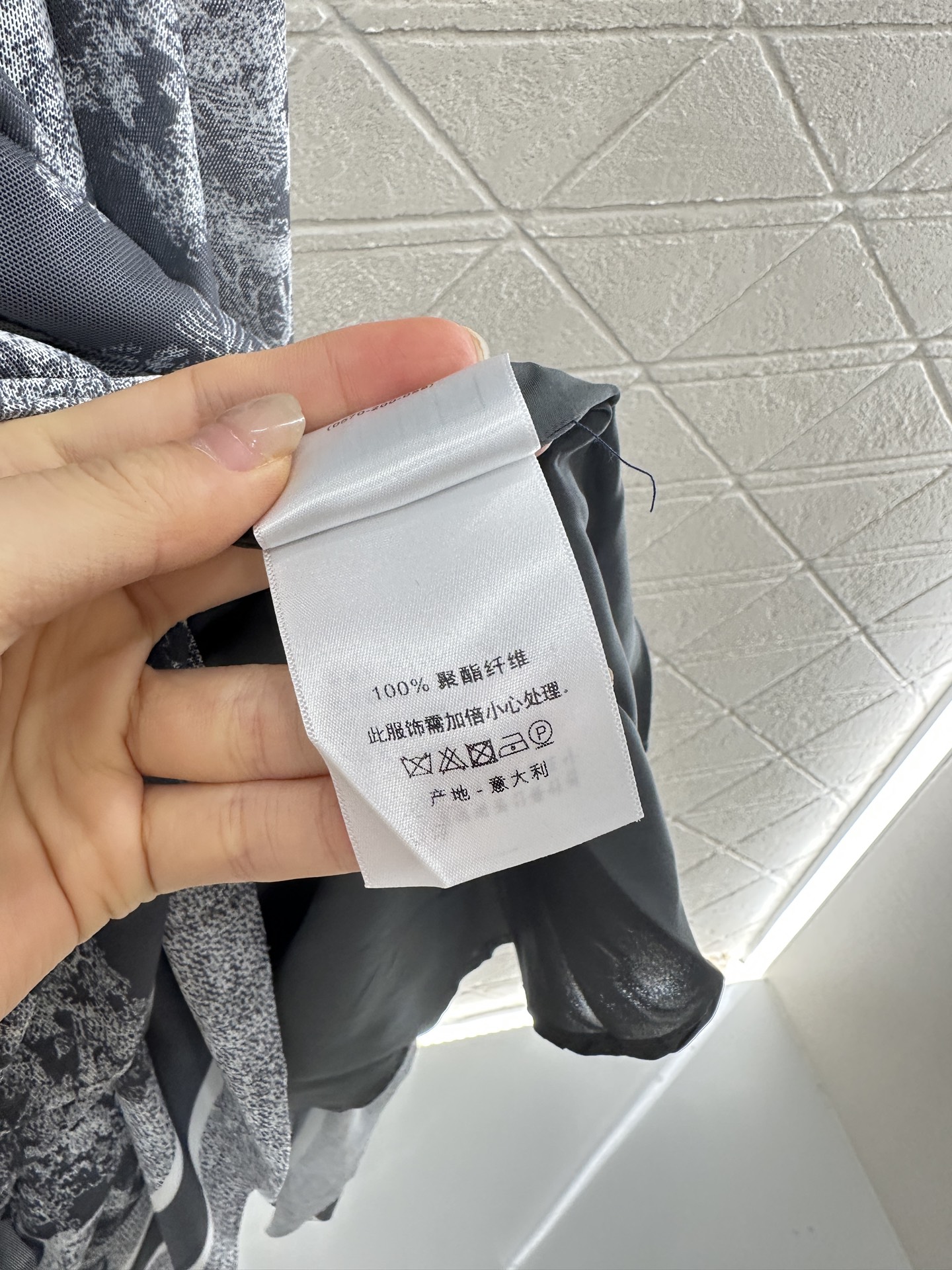 ♥Dio*♥2025新品上架
    印花吊带连衣裙
定制YB进口材质 质感光泽 垂顺有型 吊带平口连衣