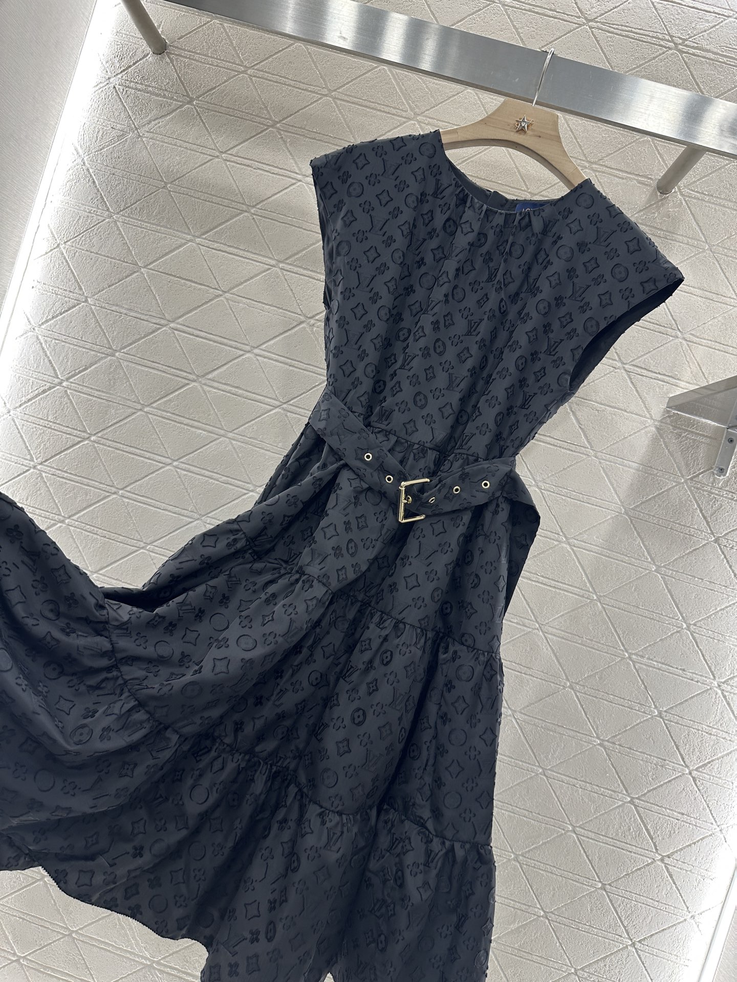 ♥Louis Vuitto*♥2025新品上架
      提花腰带无袖连衣裙
定制YB进口提花全棉材质