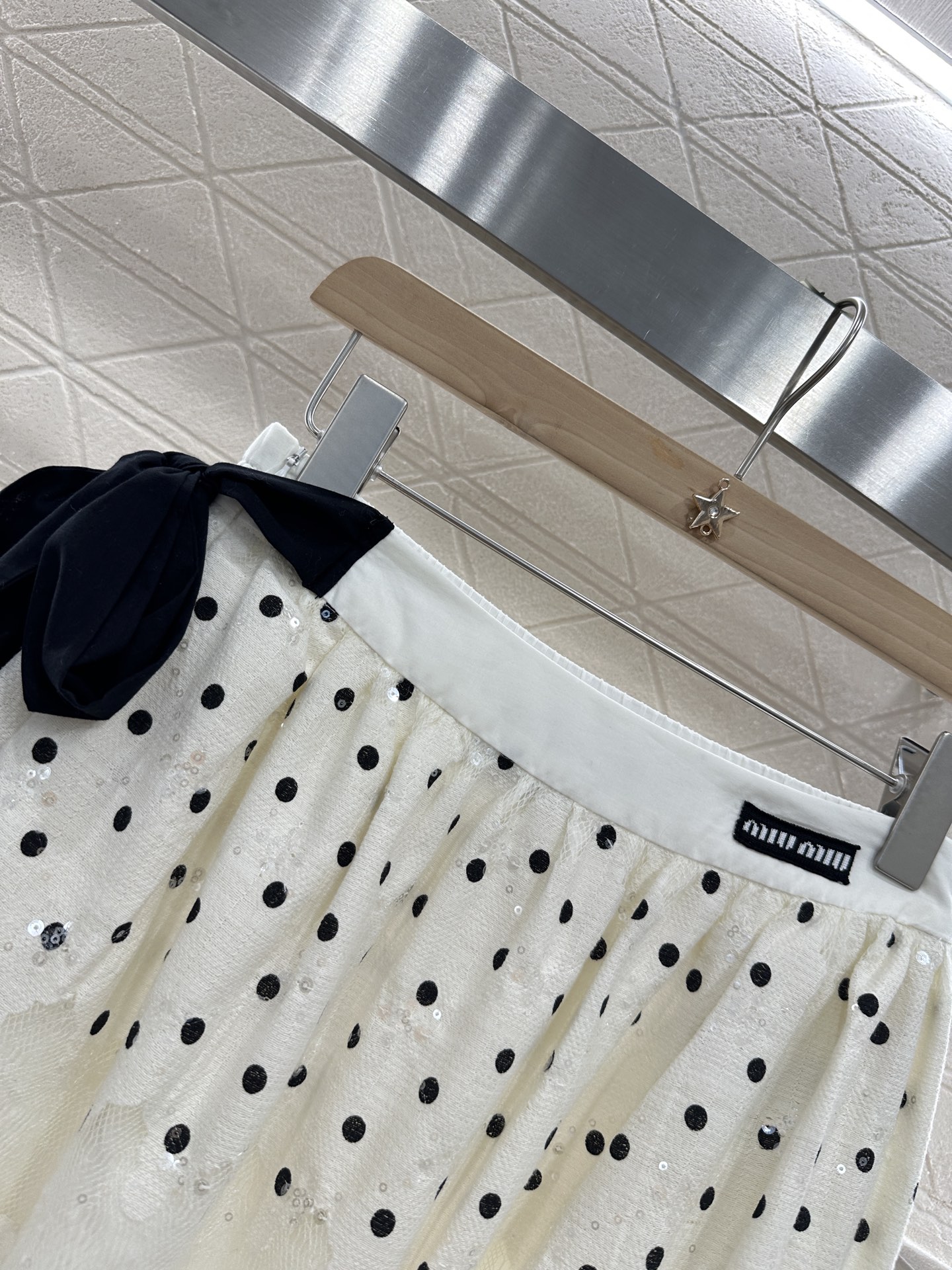♥Miumi*♥2025新品上架
   波点蝴蝶结蛋糕半裙
定制YB进口蕾丝材质 质感轻薄 穿搭飘逸 高