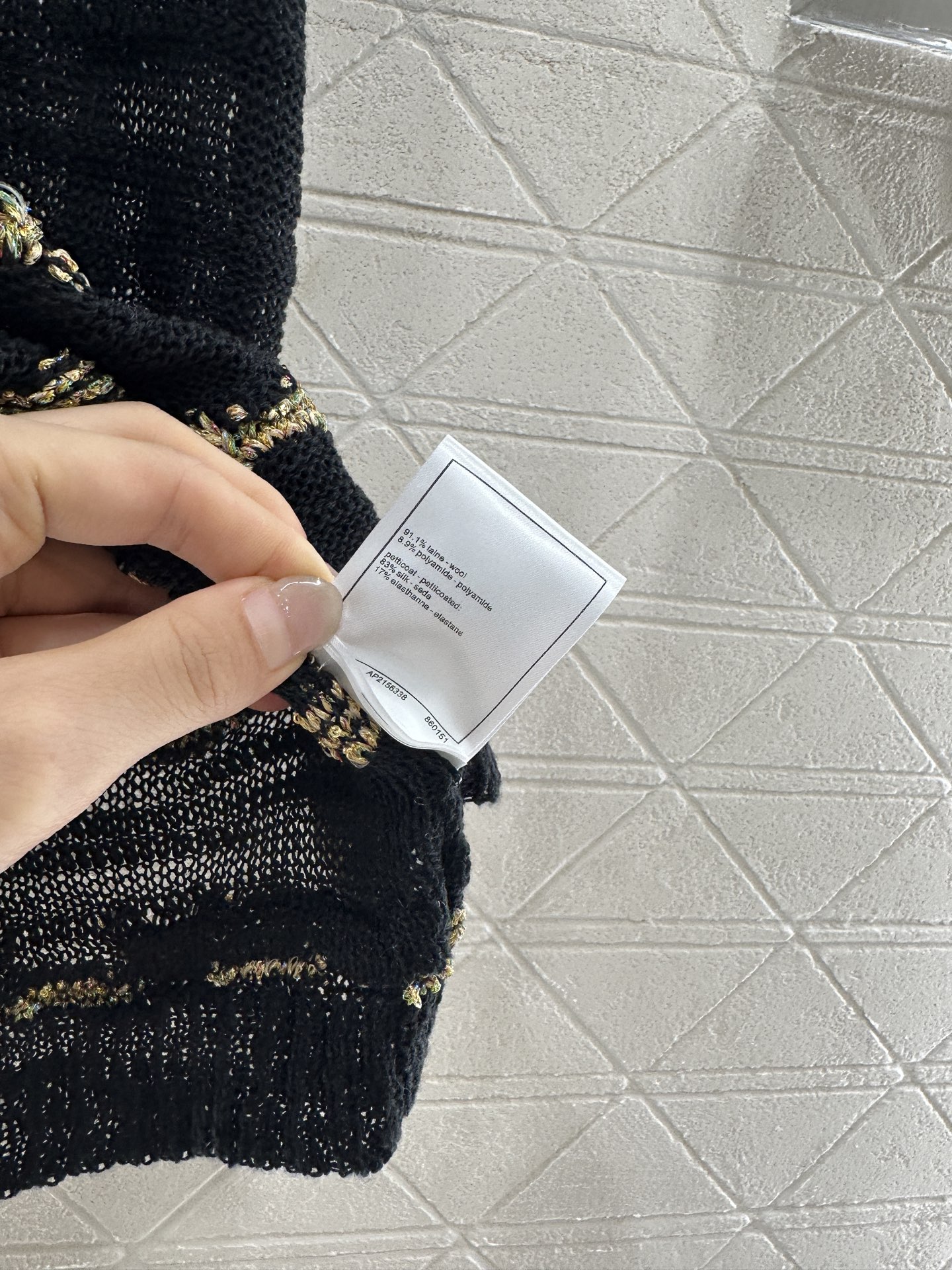♥Chane*♥2025新品上架
  金线刺绣下摆针织背心
定制YB羊毛纱线织造 柔软亲肤 舒适有型 背