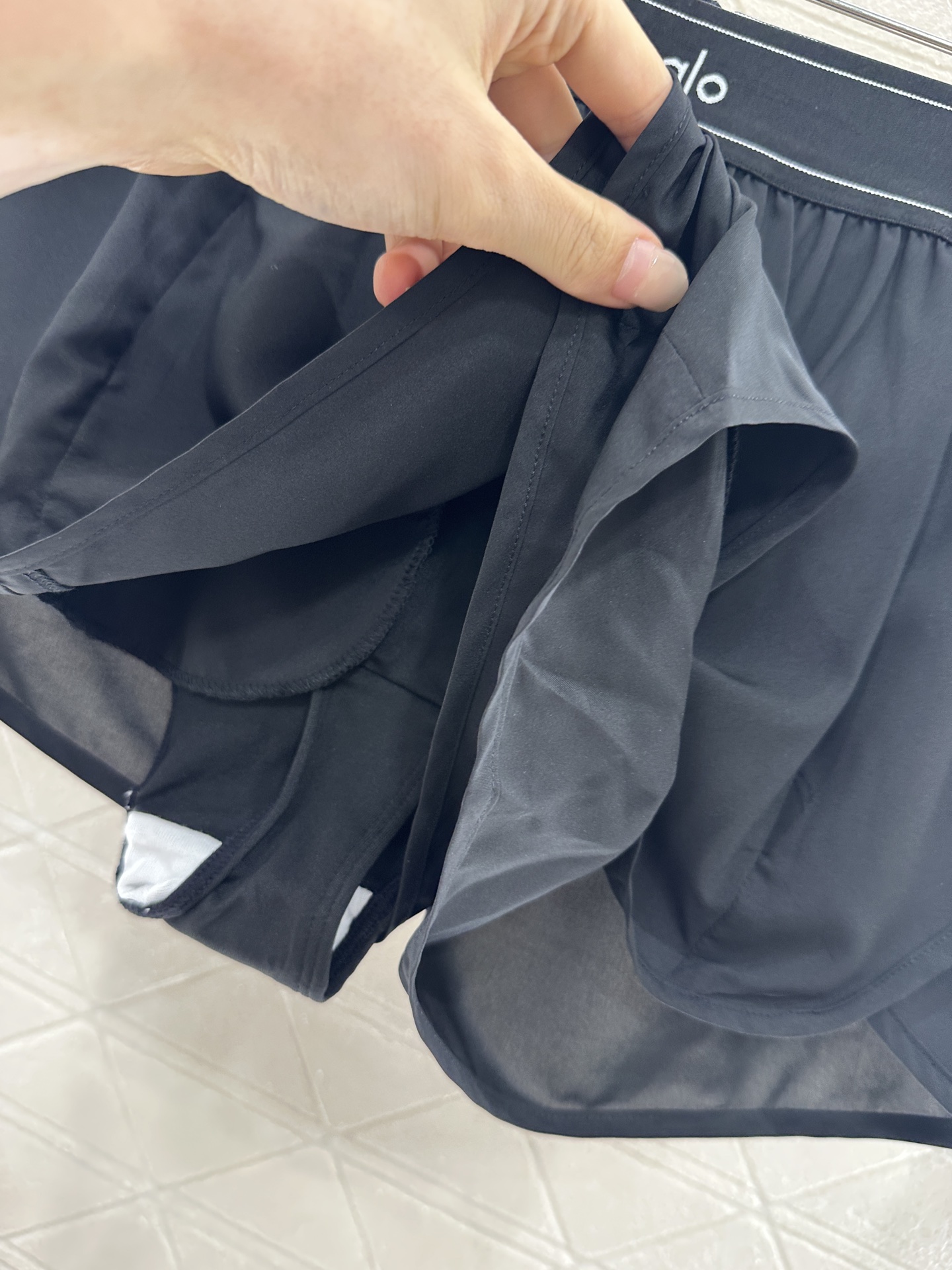 ♥ Alo*♥ 2025新品上架
    不规则织带速干短裤
定制YB进口速干材质 穿搭舒适弹力 不规则