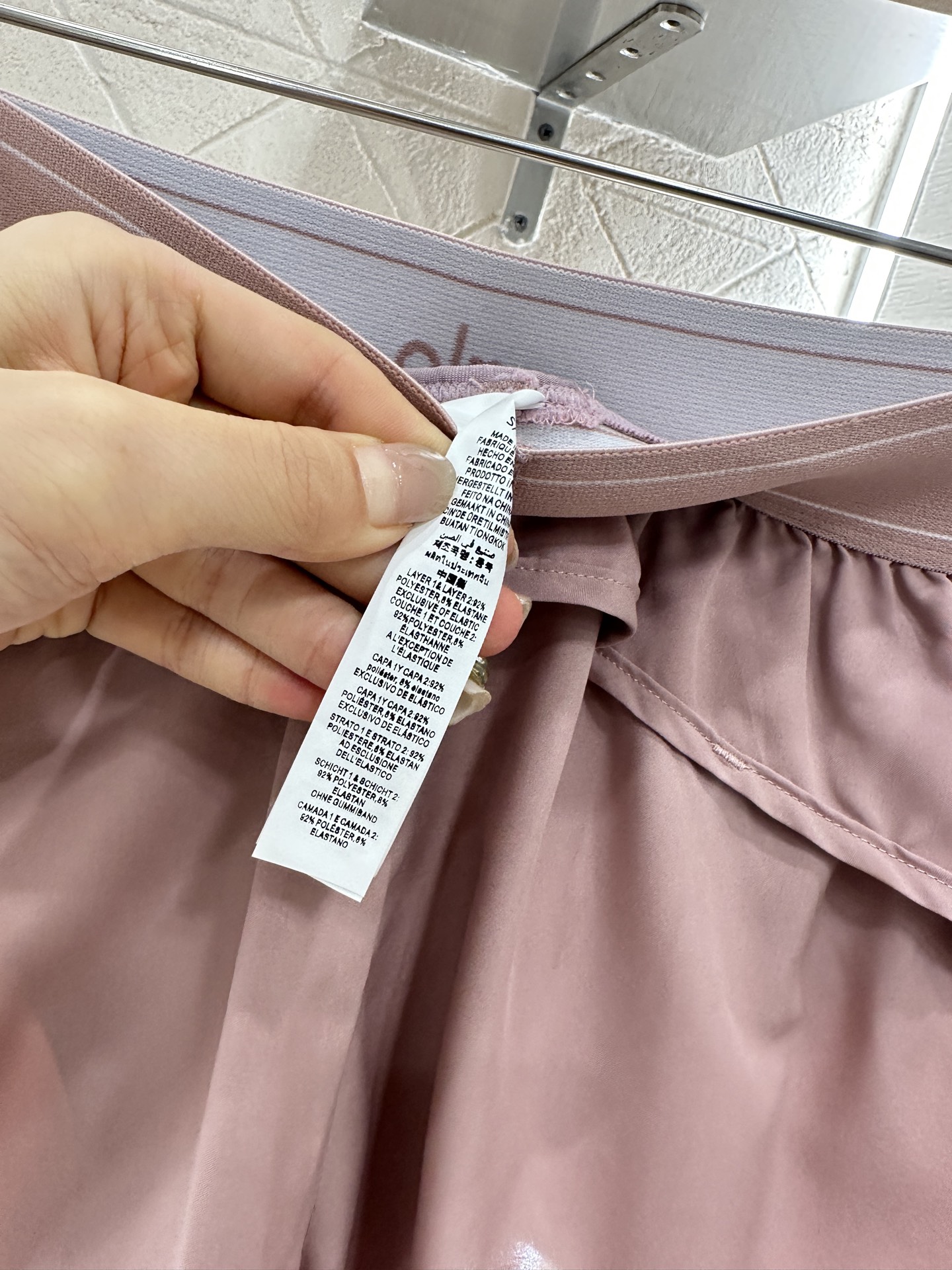 ♥ Alo*♥ 2025新品上架
    不规则织带速干短裤
定制YB进口速干材质 穿搭舒适弹力 不规则