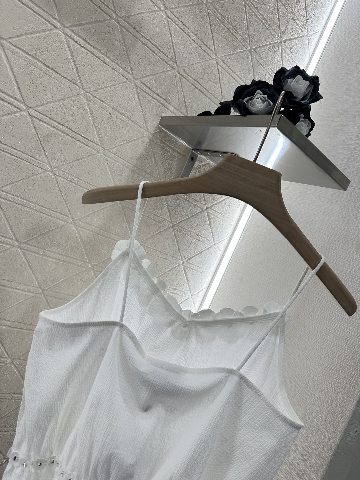 ♥Chane*♥2025新品上架
     细肩吊带山茶花背心
定制YB进口棉绸材质 质感舒适 亲肤透气