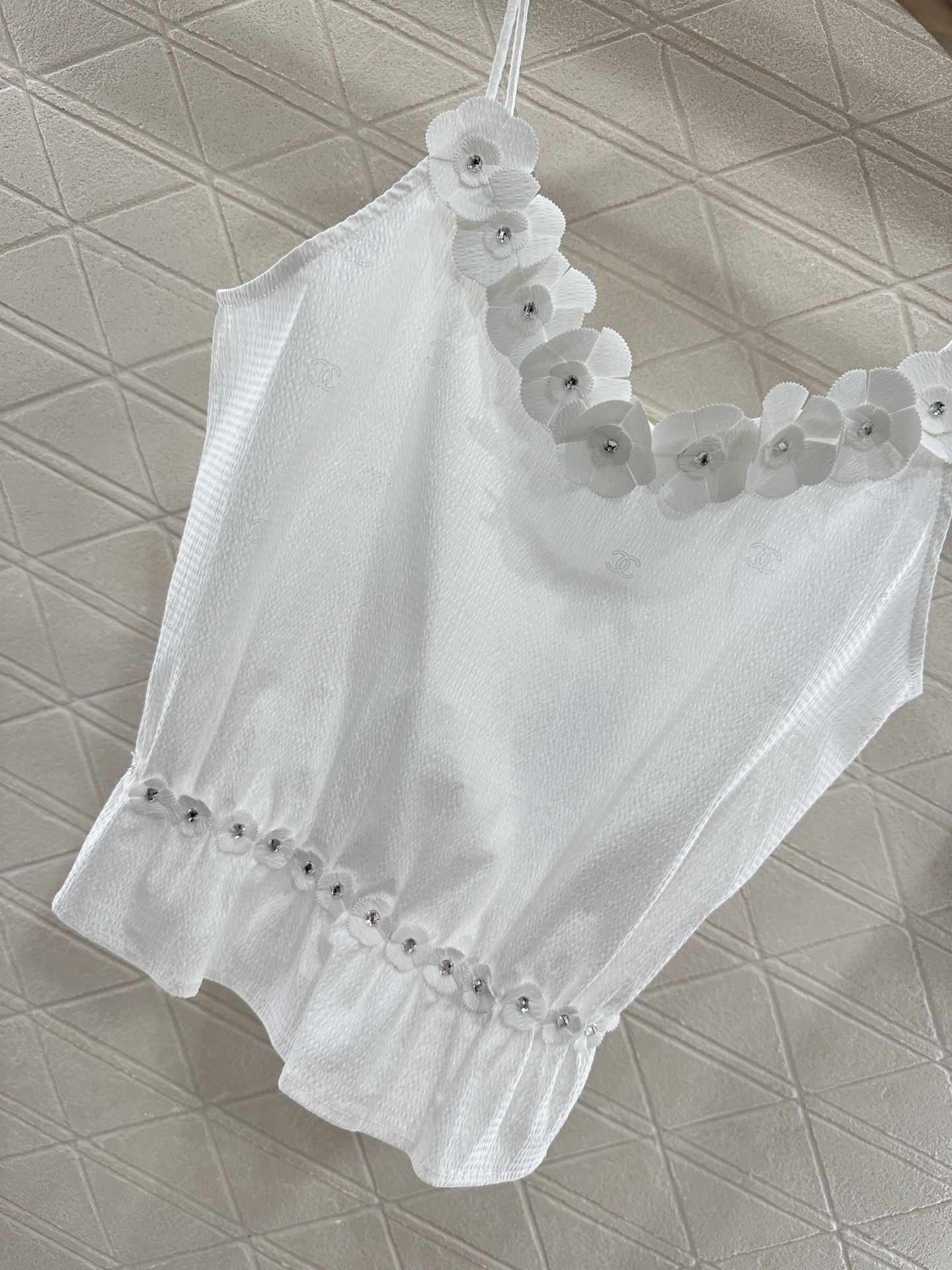 ♥Chane*♥2025新品上架
     细肩吊带山茶花背心
定制YB进口棉绸材质 质感舒适 亲肤透气