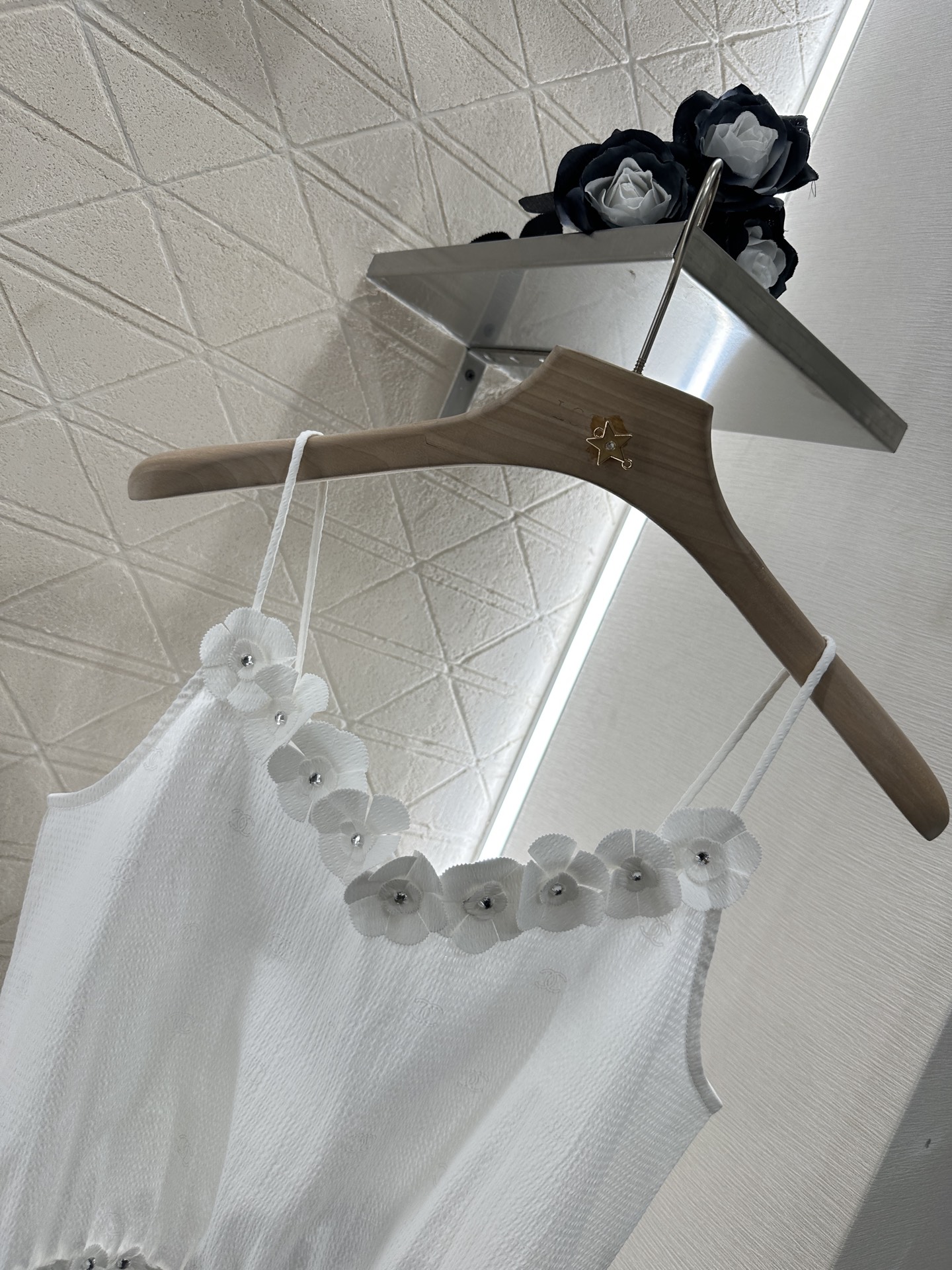 ♥Chane*♥2025新品上架
     细肩吊带山茶花背心
定制YB进口棉绸材质 质感舒适 亲肤透气