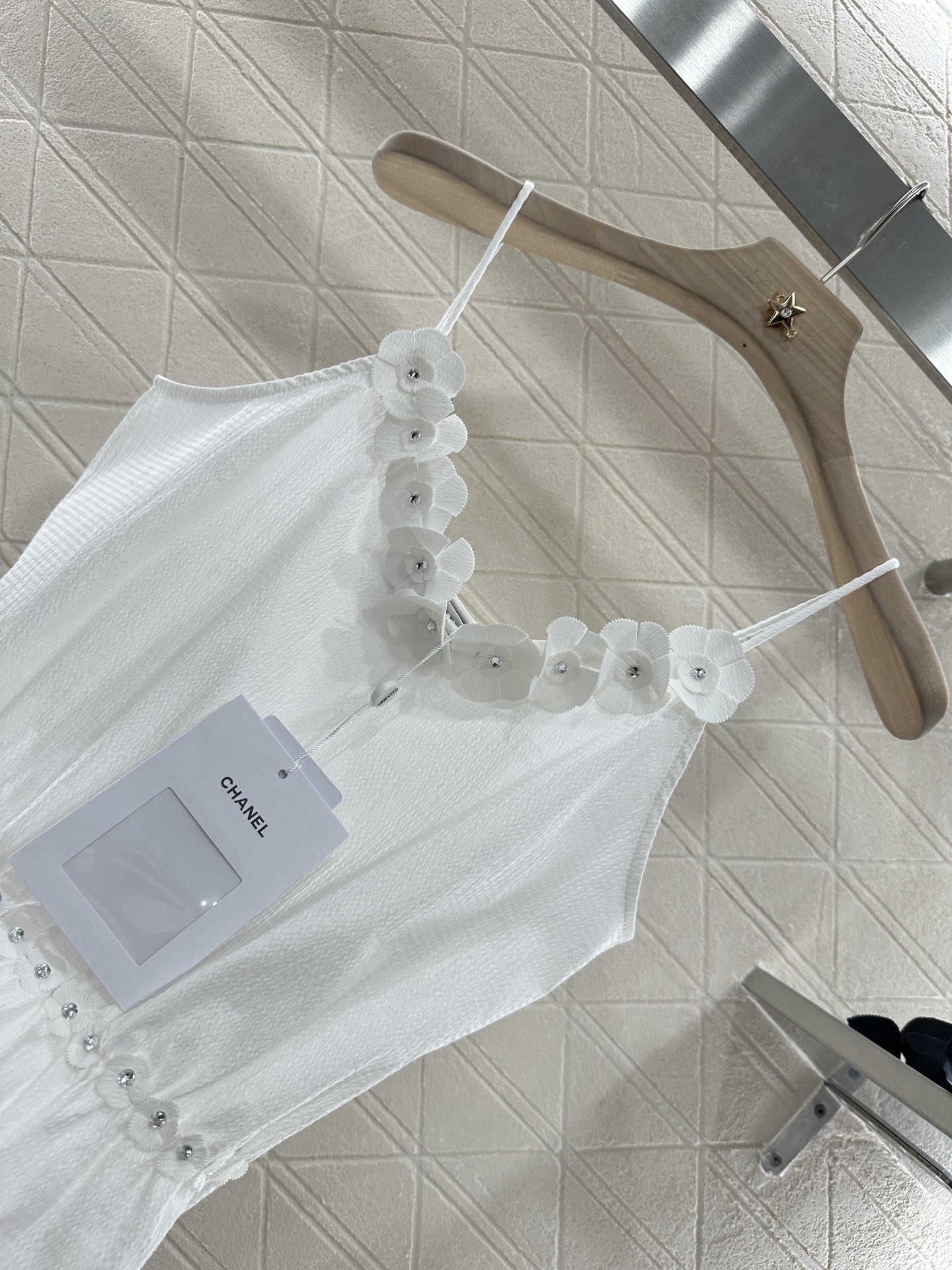 ♥Chane*♥2025新品上架
     细肩吊带山茶花背心
定制YB进口棉绸材质 质感舒适 亲肤透气