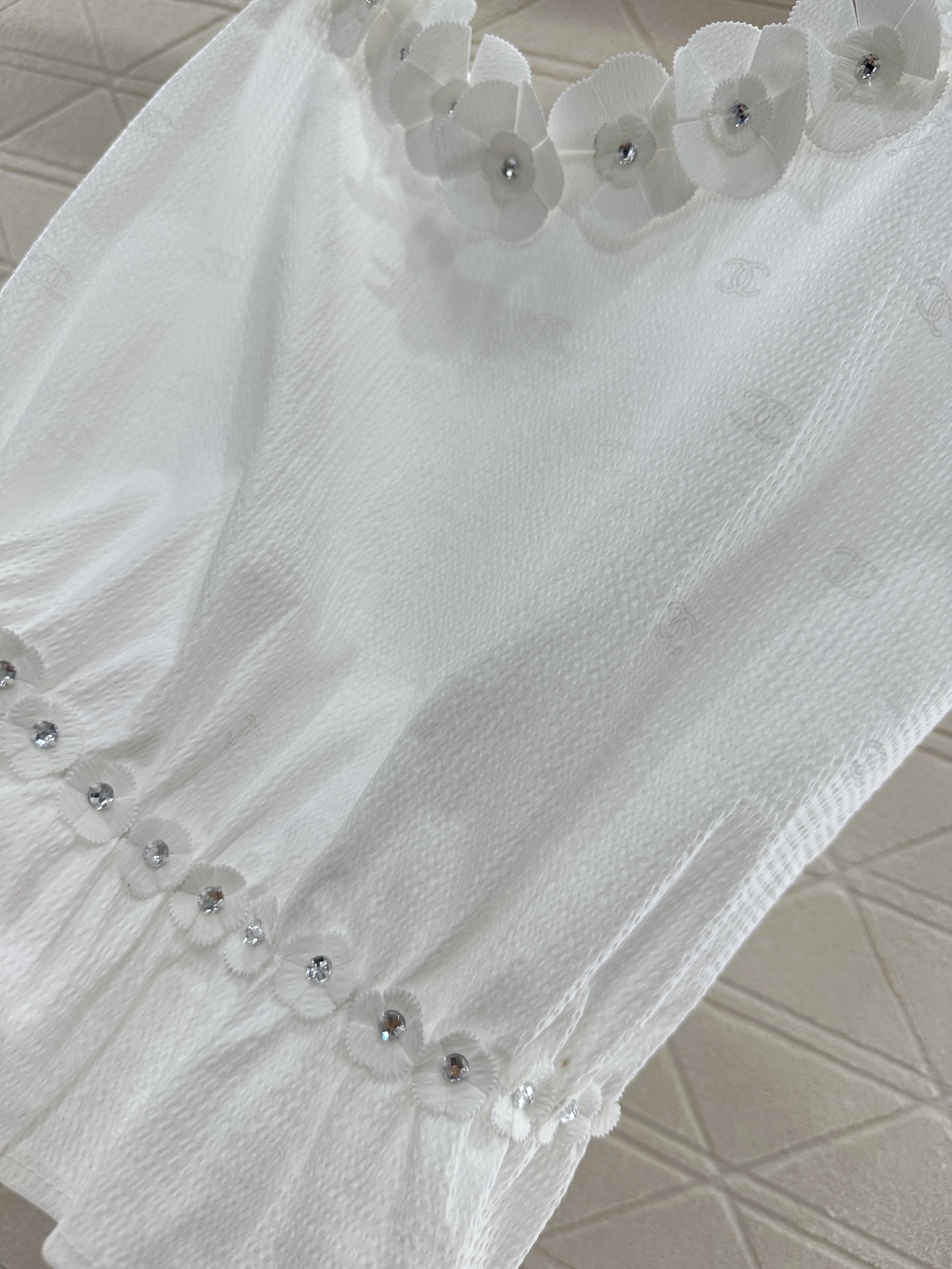 ♥Chane*♥2025新品上架
     细肩吊带山茶花背心
定制YB进口棉绸材质 质感舒适 亲肤透气