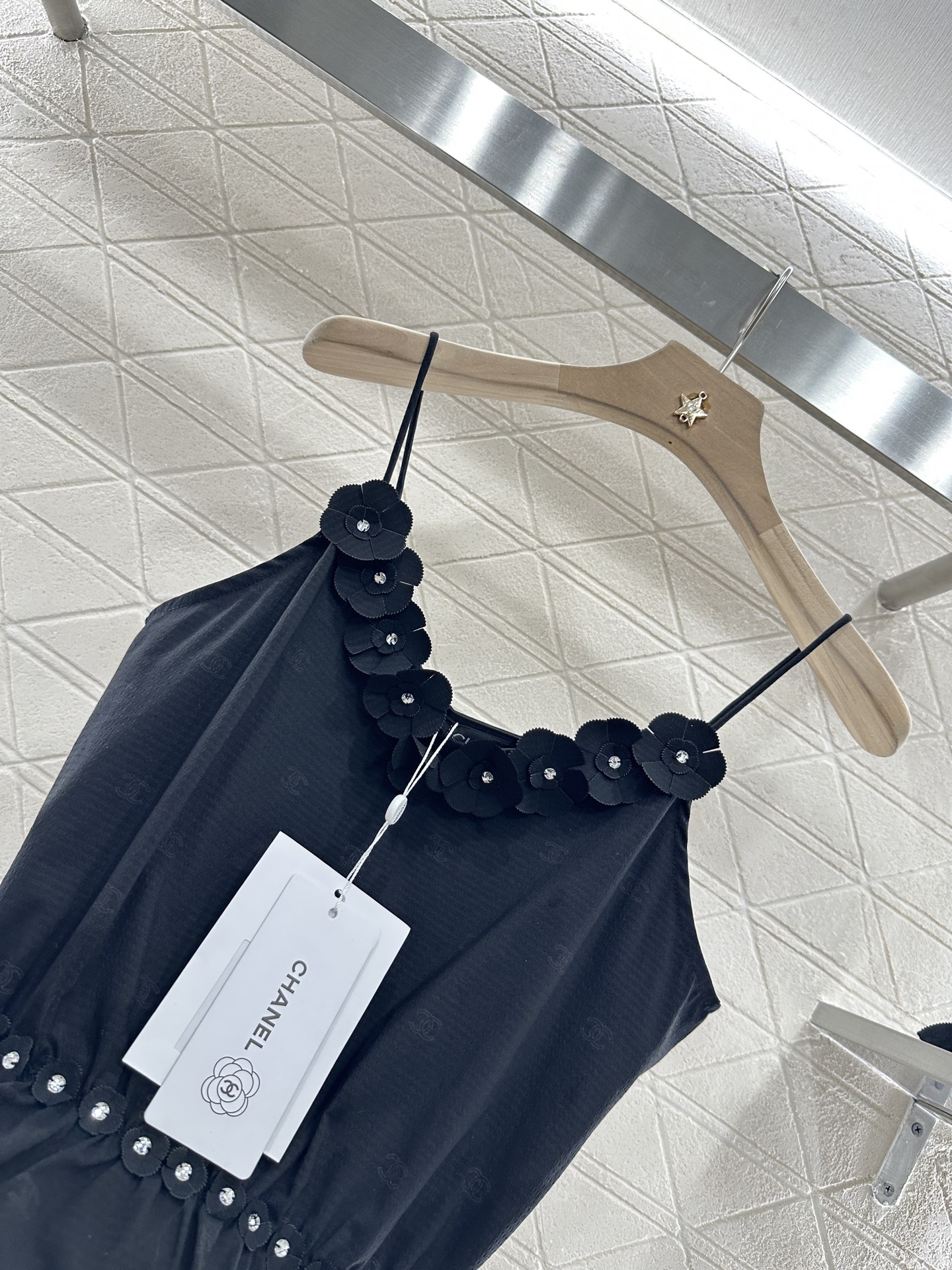 ♥Chane*♥2025新品上架
     细肩吊带山茶花背心
定制YB进口棉绸材质 质感舒适 亲肤透气