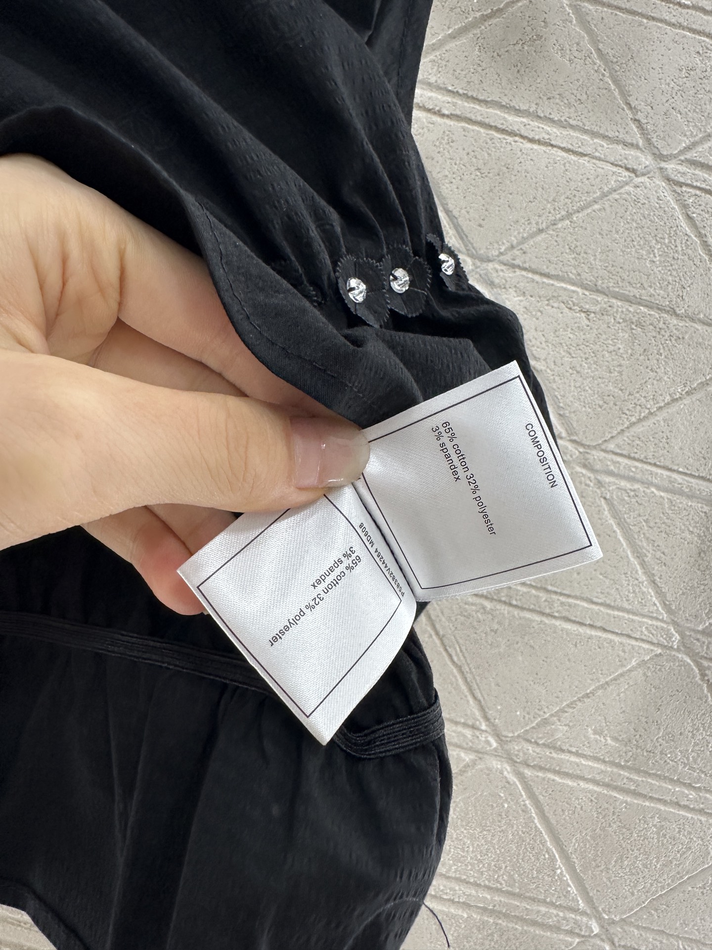 ♥Chane*♥2025新品上架
     细肩吊带山茶花背心
定制YB进口棉绸材质 质感舒适 亲肤透气