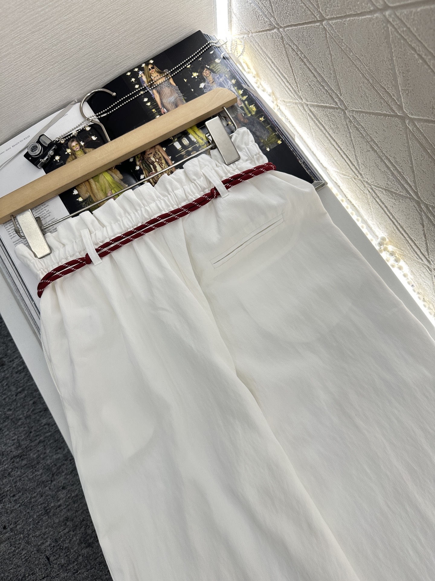 ♥Miumi*♥2025新品上架
    腰带花边阔腿长裤
定制YB进口人棉材质 质感细腻 垂顺有型 不