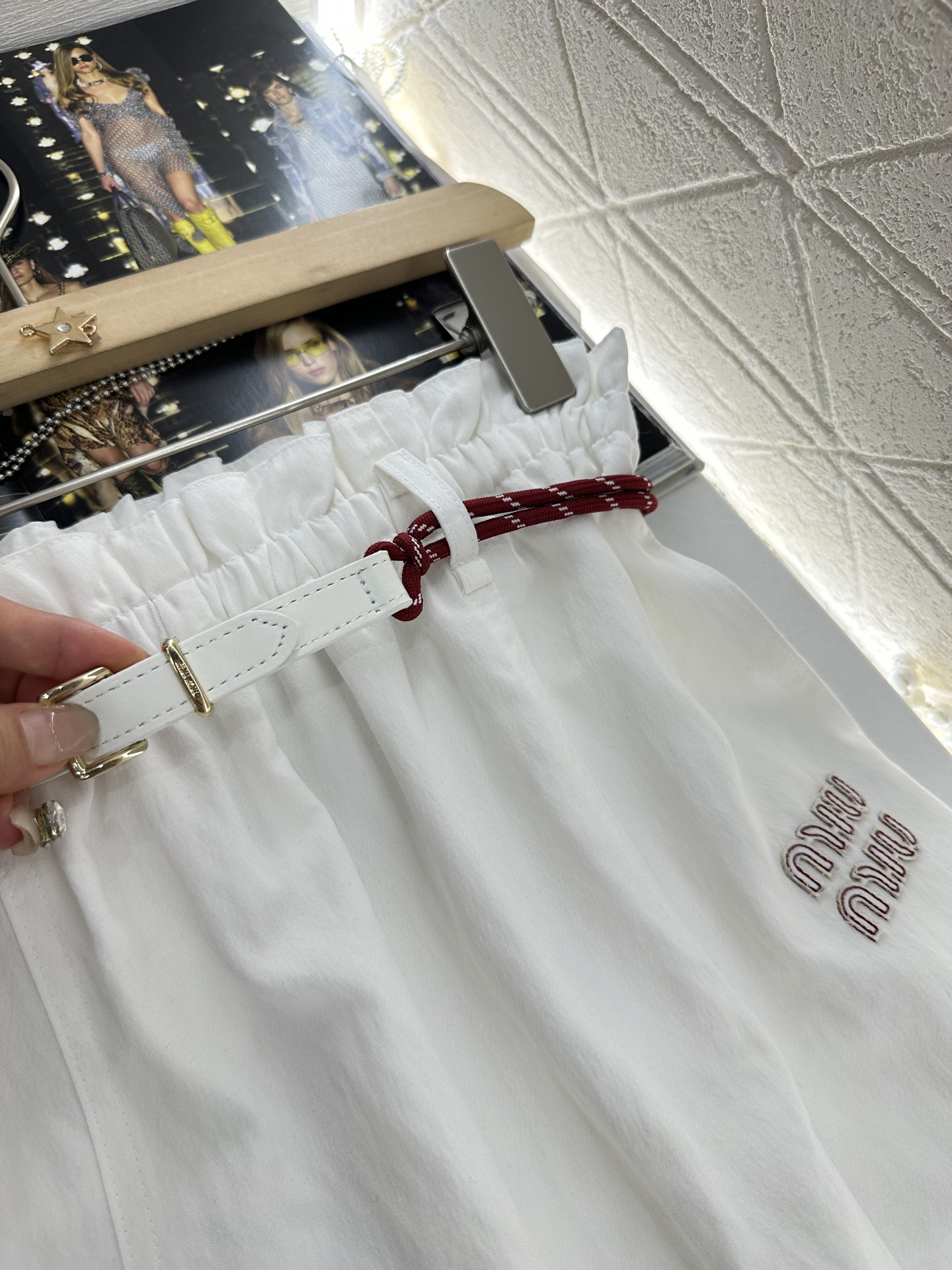 ♥Miumi*♥2025新品上架
    腰带花边阔腿长裤
定制YB进口人棉材质 质感细腻 垂顺有型 不