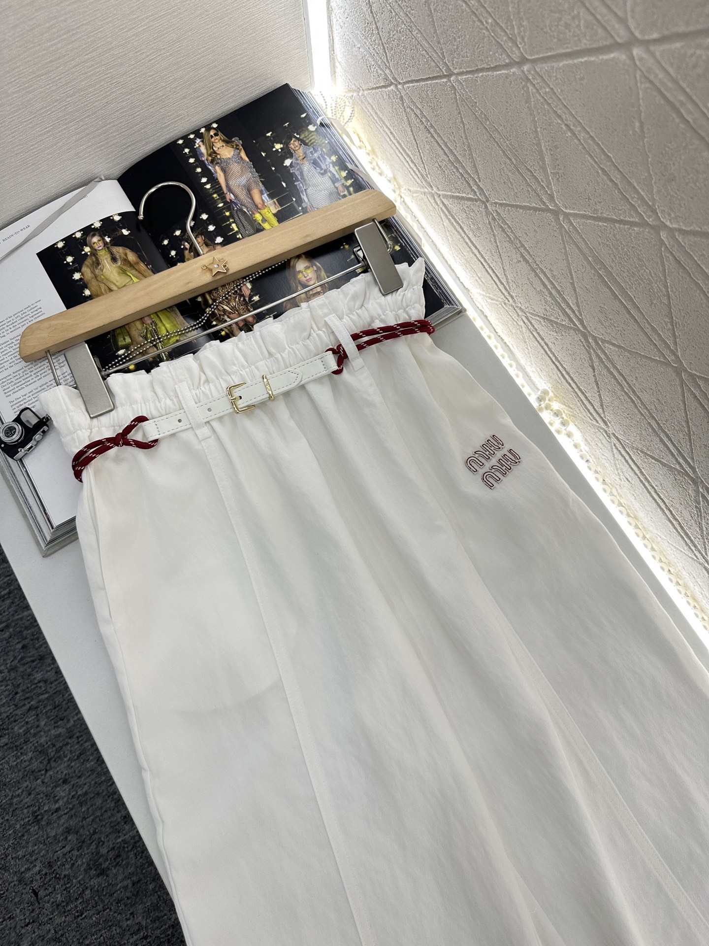 ♥Miumi*♥2025新品上架
    腰带花边阔腿长裤
定制YB进口人棉材质 质感细腻 垂顺有型 不