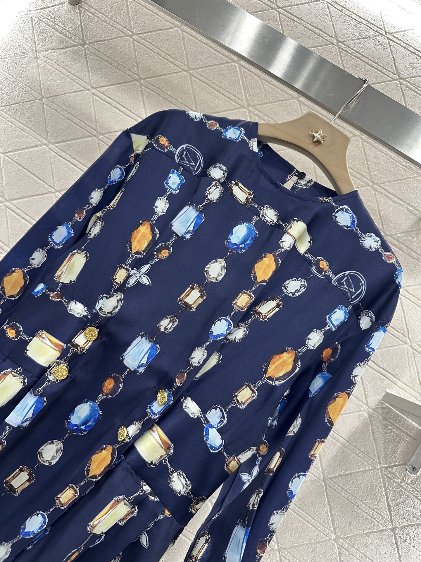 ♥Louis Vuitto*♥2025新品上架
     印花收腰连衣裙
定制YB进口斜纹稠材质 质感光