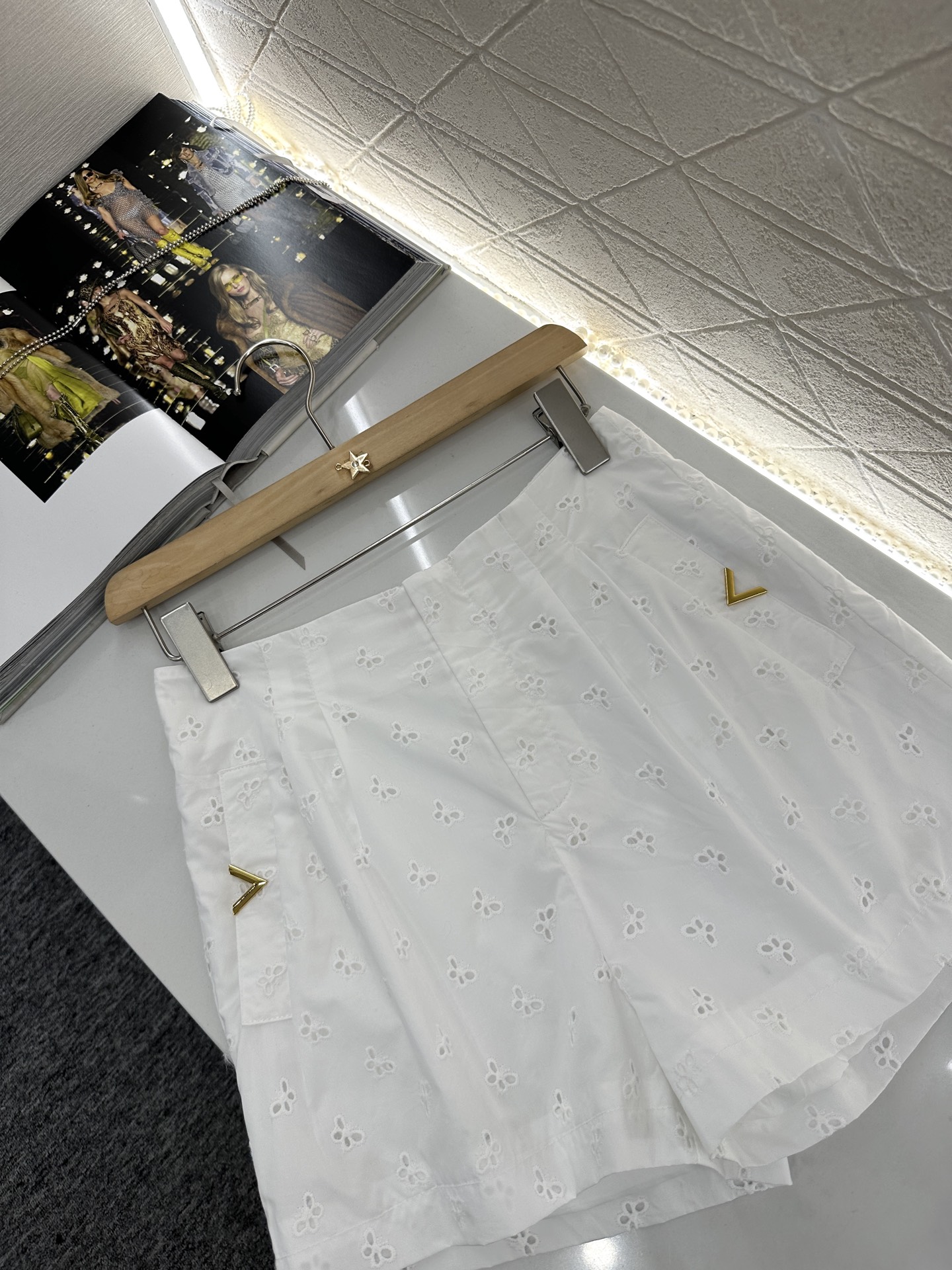 ♥Valentin*♥2025新品上架
    绣花廓形衬衣短裤套装
定制YB斜纹全棉材质 绣花工艺处理