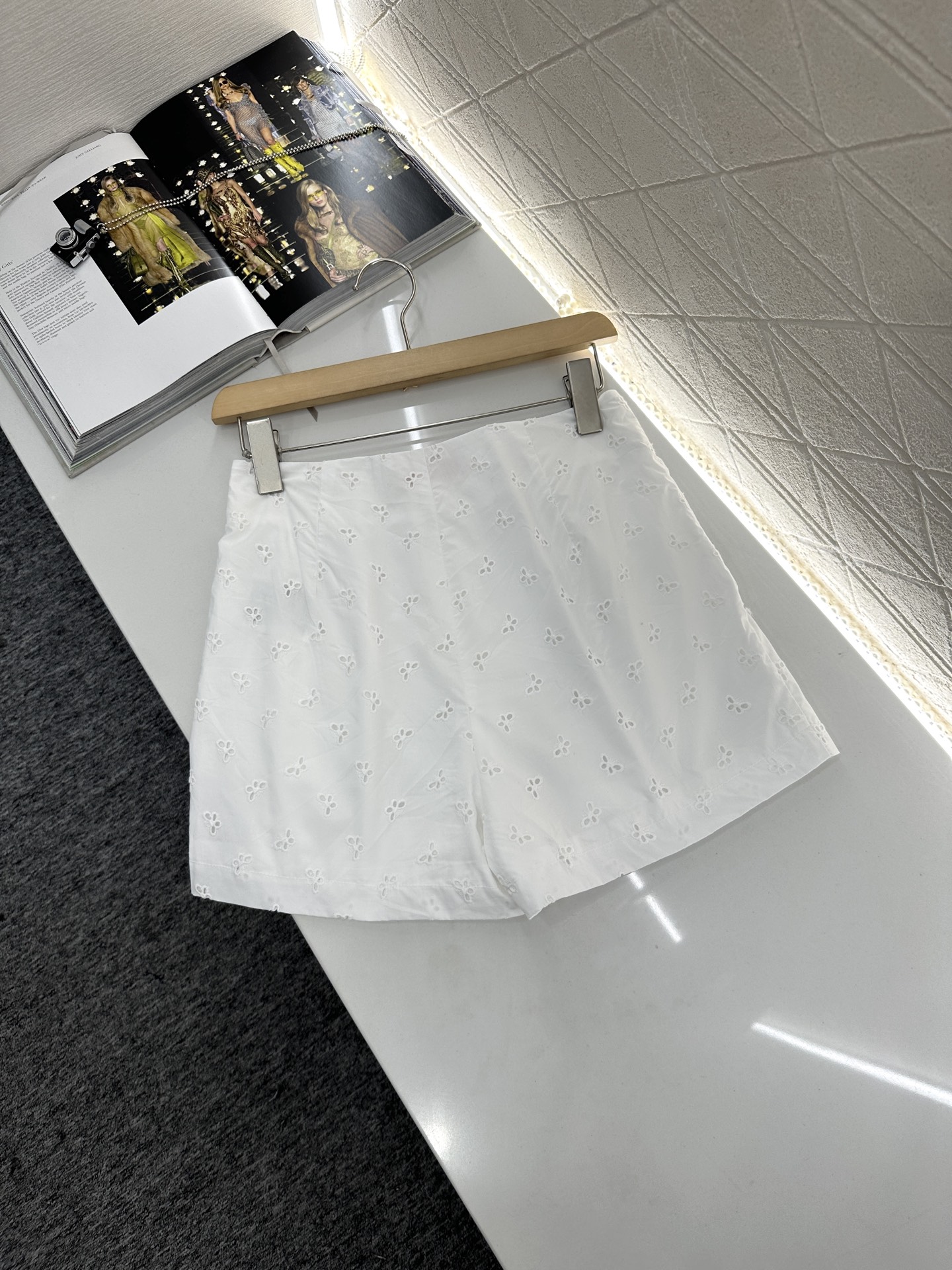 ♥Valentin*♥2025新品上架
    绣花廓形衬衣短裤套装
定制YB斜纹全棉材质 绣花工艺处理
