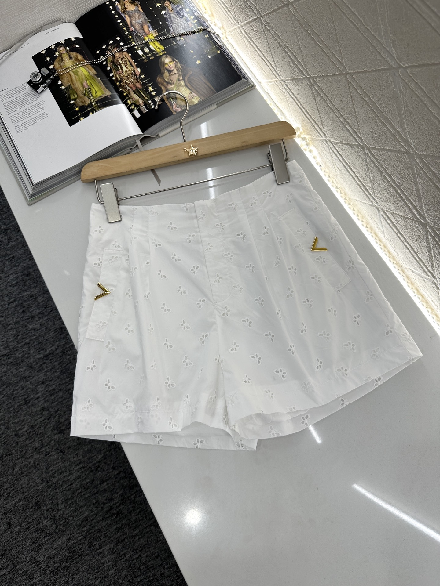 ♥Valentin*♥2025新品上架
    绣花廓形衬衣短裤套装
定制YB斜纹全棉材质 绣花工艺处理