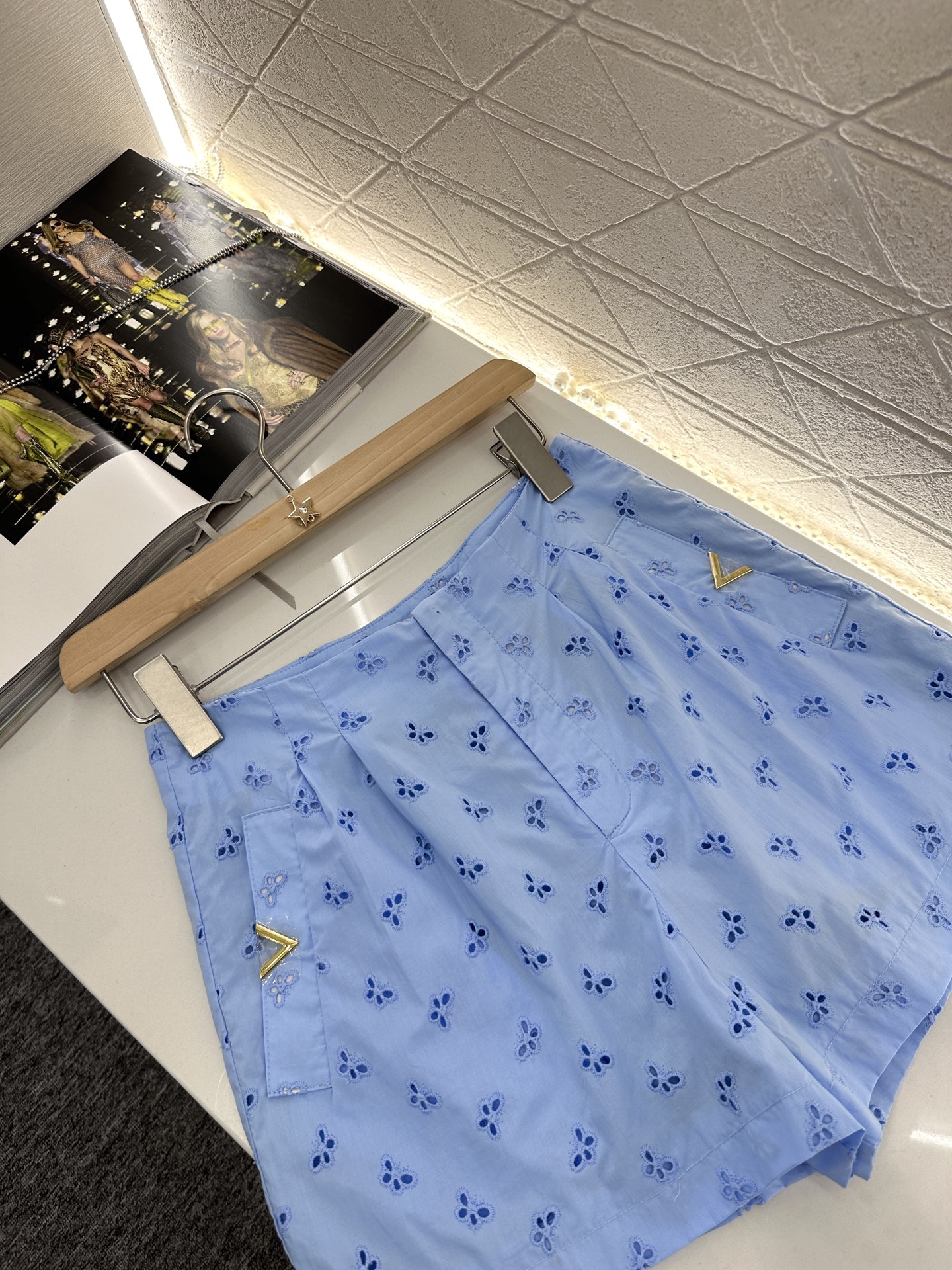 ♥Valentin*♥2025新品上架
    绣花廓形衬衣短裤套装
定制YB斜纹全棉材质 绣花工艺处理