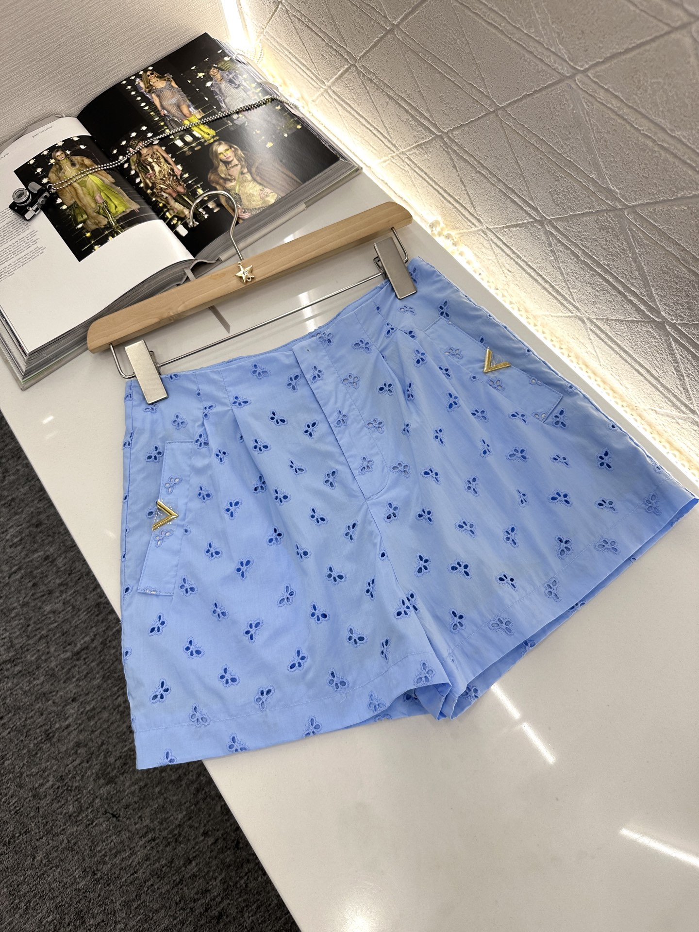 ♥Valentin*♥2025新品上架
    绣花廓形衬衣短裤套装
定制YB斜纹全棉材质 绣花工艺处理
