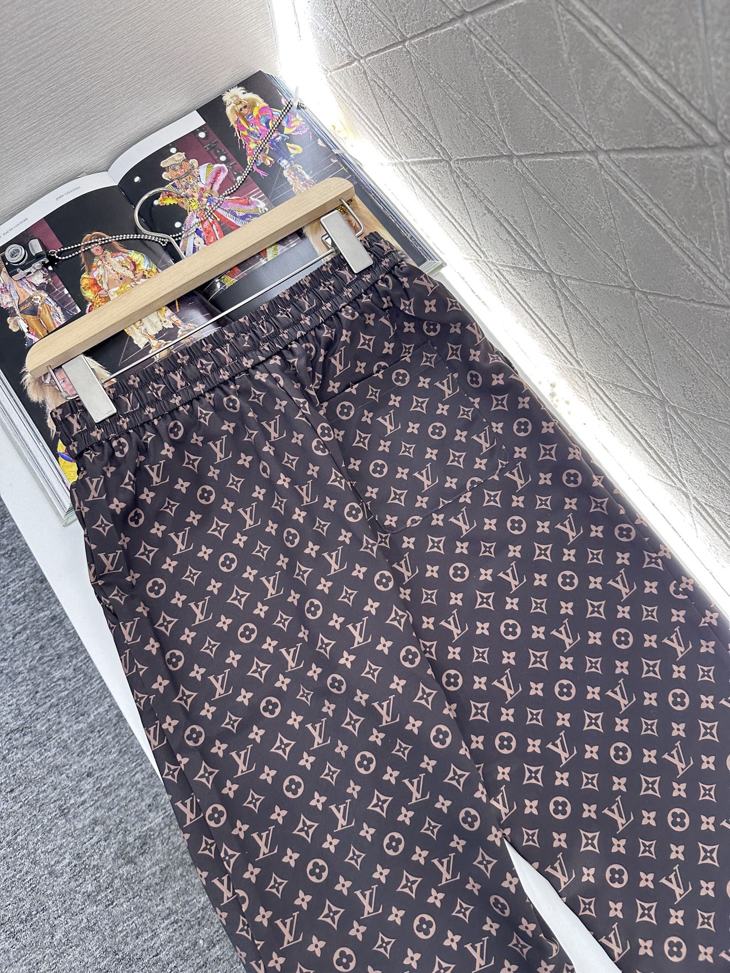 ♥Louis Vuitto*♥2025新品上架
    印花抽绳长裤
定制YB进口斜纹稠材质 质感光泽 
