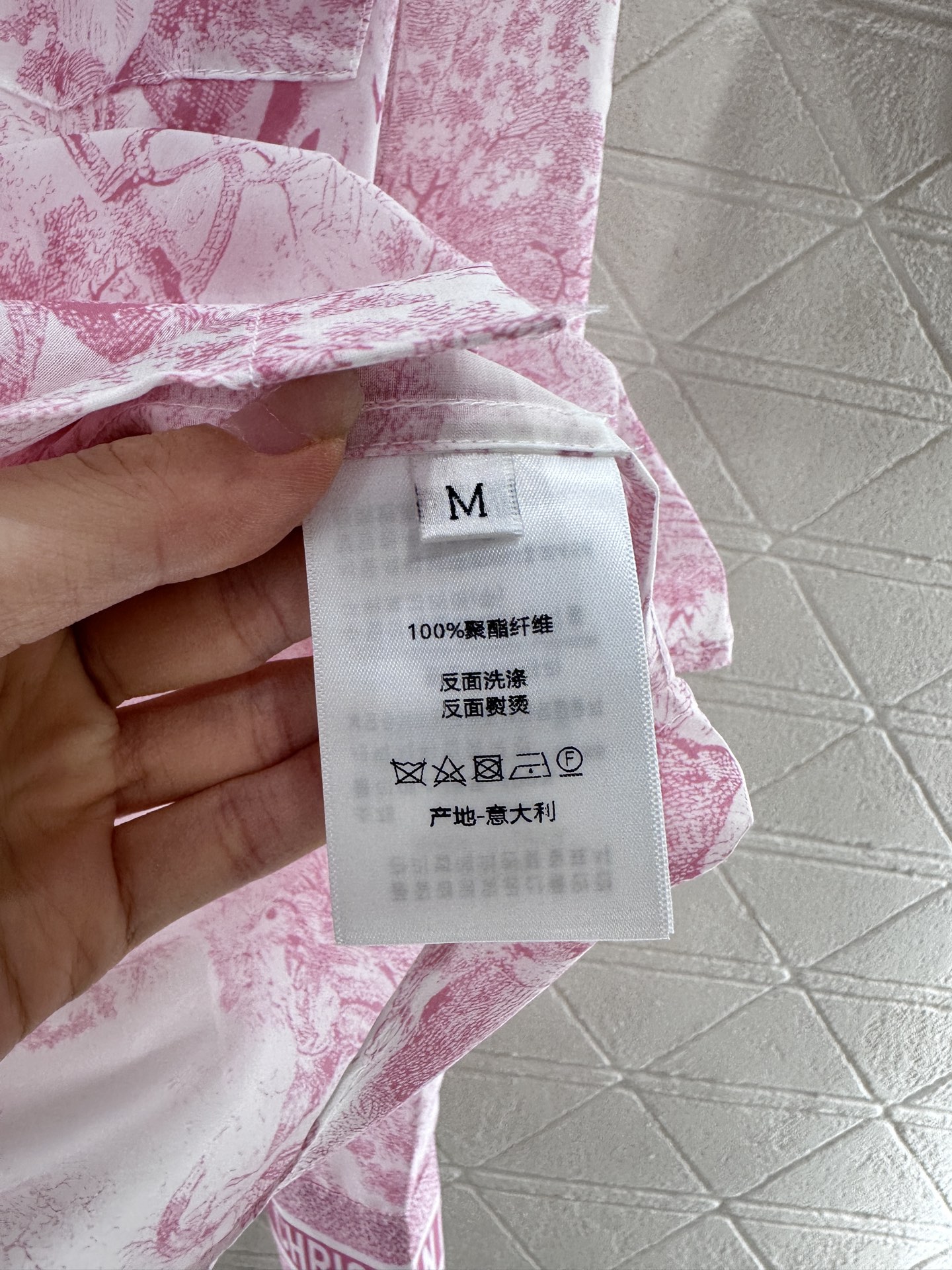♥Dio*♥2025新品上架
  印花廓形衬衫短裤套装
定制YB进口斜纹稠材质 质感垂顺舒适 正肩翻领衬