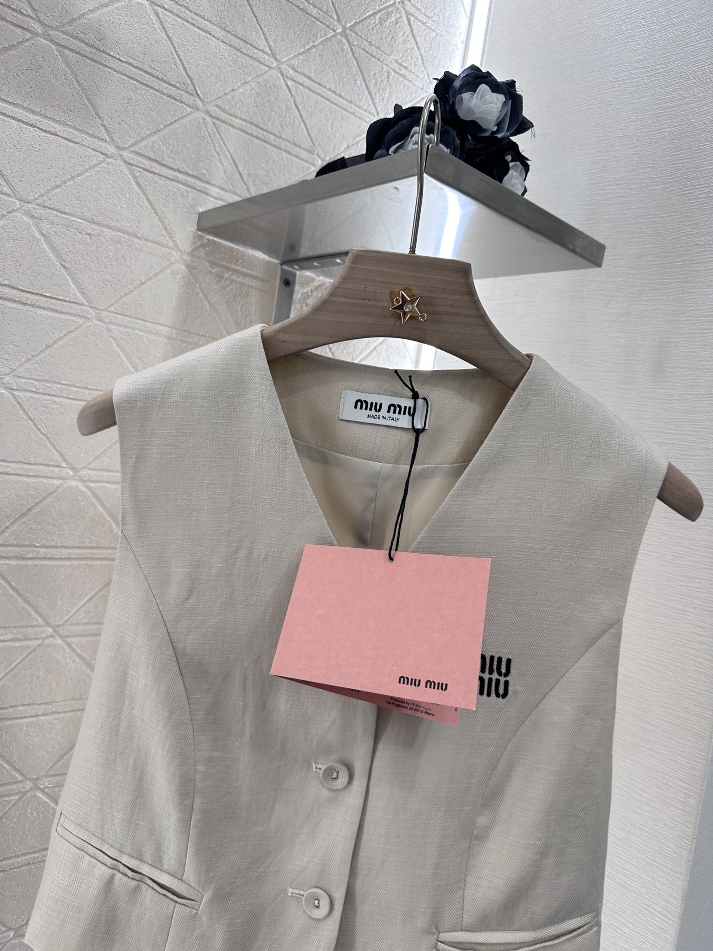 ♥Miumi*♥2025新品上架
  马甲阔腿直筒长裤套装
定制YB亚麻棉材质 质感柔软亲肤 垂感更强 