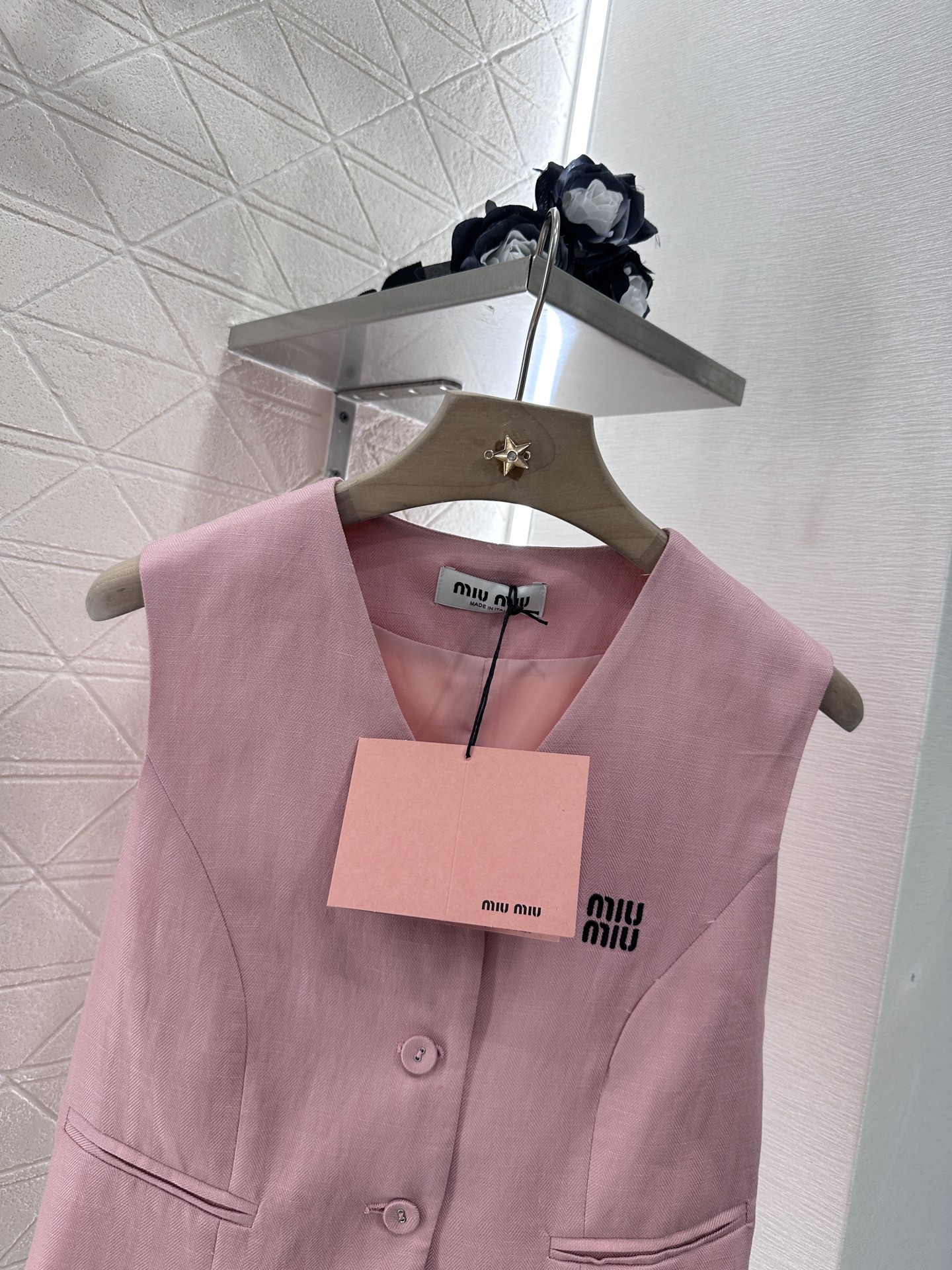 ♥Miumi*♥2025新品上架
  马甲阔腿直筒长裤套装
定制YB亚麻棉材质 质感柔软亲肤 垂感更强 