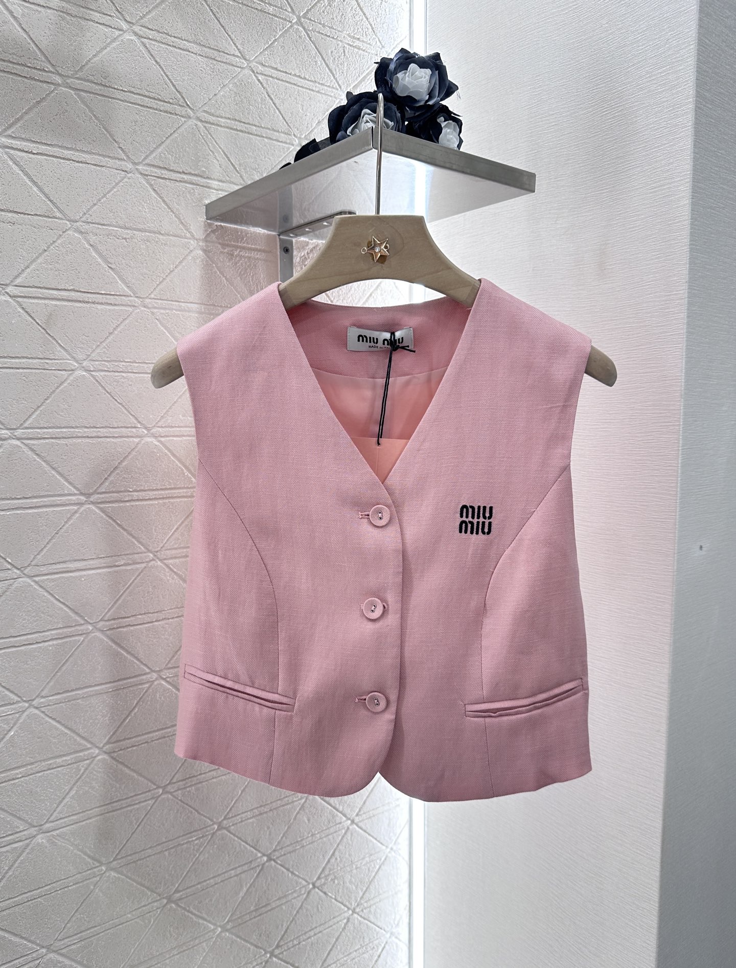 ♥Miumi*♥2025新品上架
  马甲阔腿直筒长裤套装
定制YB亚麻棉材质 质感柔软亲肤 垂感更强 