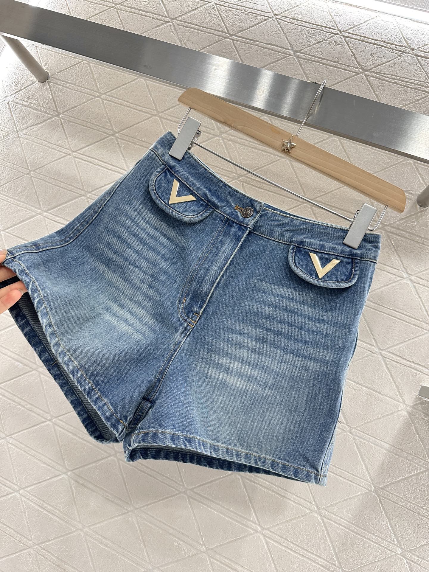 ♥Valentin*♥2025新品上架
     高腰磨白牛仔口袋短裤
定制YB斜纹棉牛仔材质 多重水洗