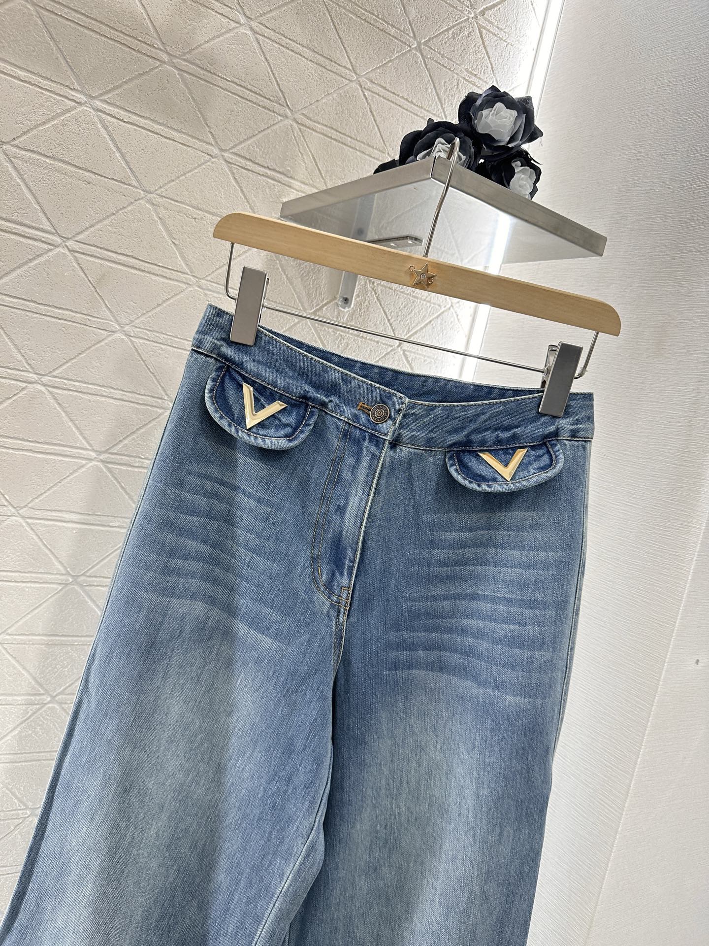 ♥Valentin*♥2025新品上架
   高腰磨白牛仔口袋长裤
定制YB斜纹棉牛仔材质 多重水洗 呈