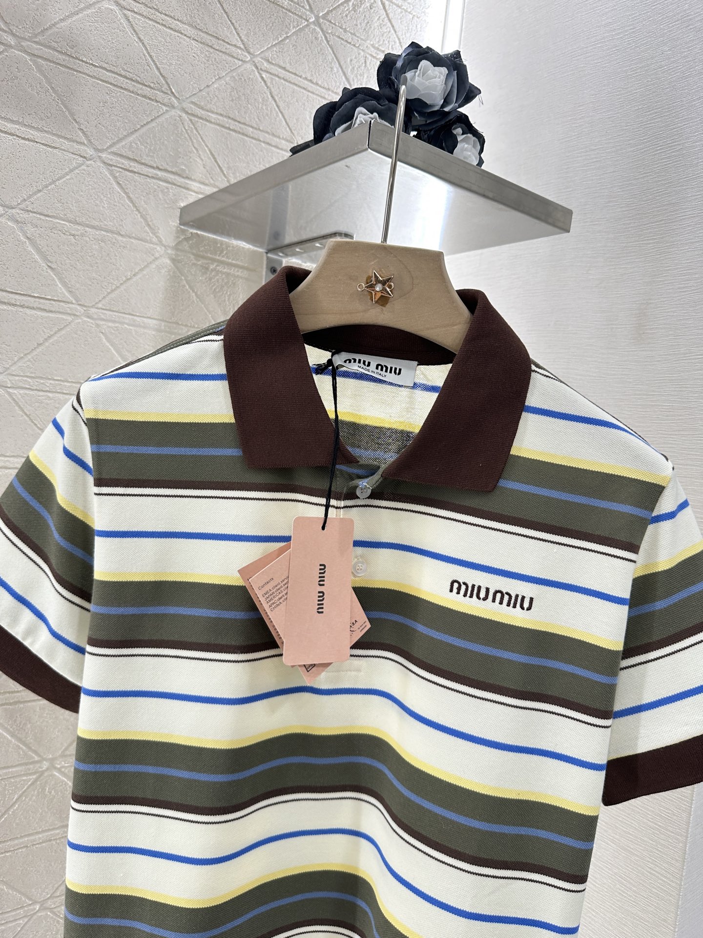 ♥Miumi*♥2025新品上架
    翻领条纹𝑝𝑜𝑙𝑜
定制YB朱地全棉材质 自带空洞 吸湿透气 翻