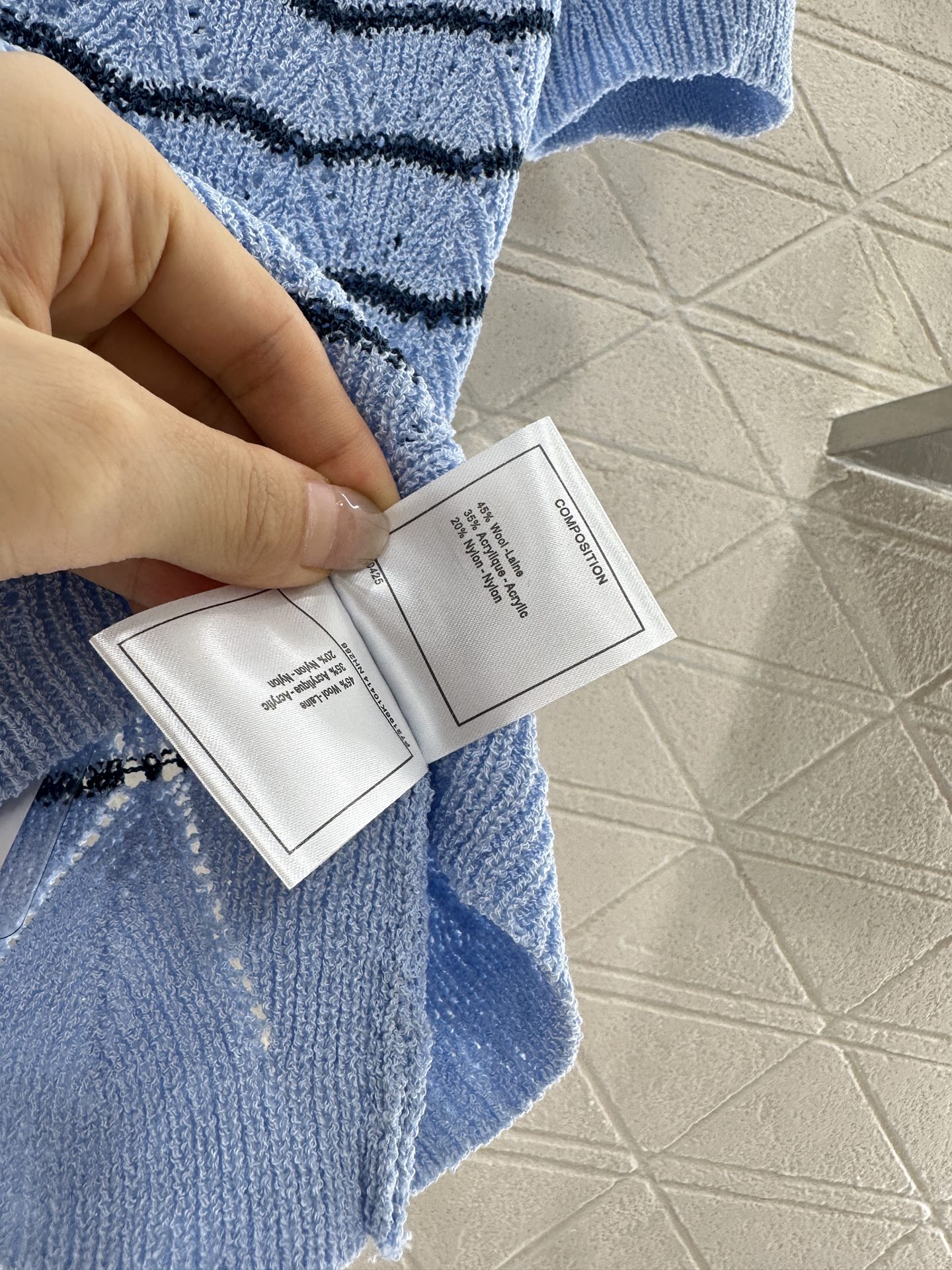 ♥Chane*♥2025新品上架
     条纹镂空针织短袖
定制YB羊毛纱线织造 柔软亲肤 舒适有型 