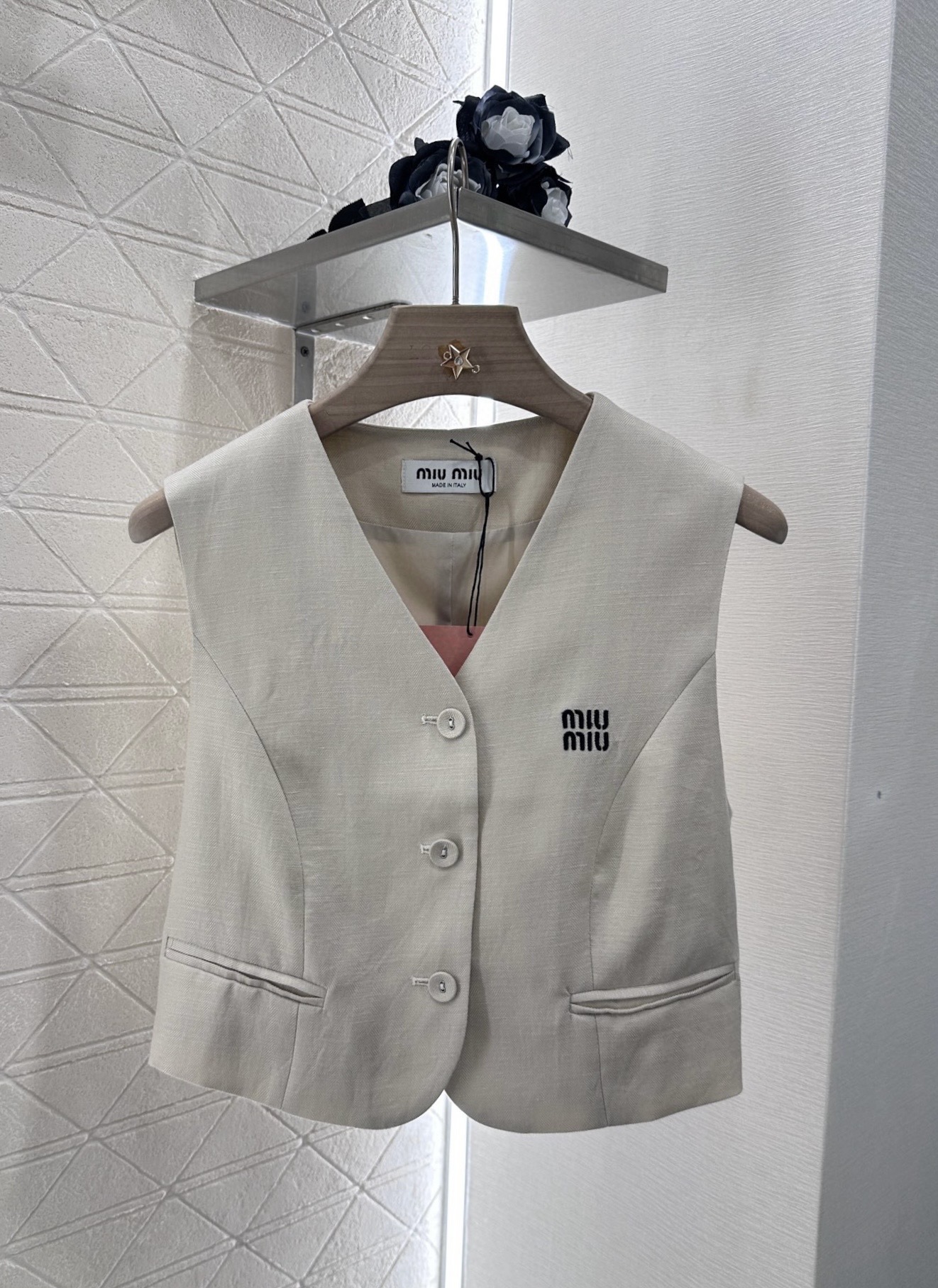 ♥Miumi*♥2025新品上架
  马甲阔腿直筒长裤套装
定制YB亚麻棉材质 质感柔软亲肤 垂感更强 