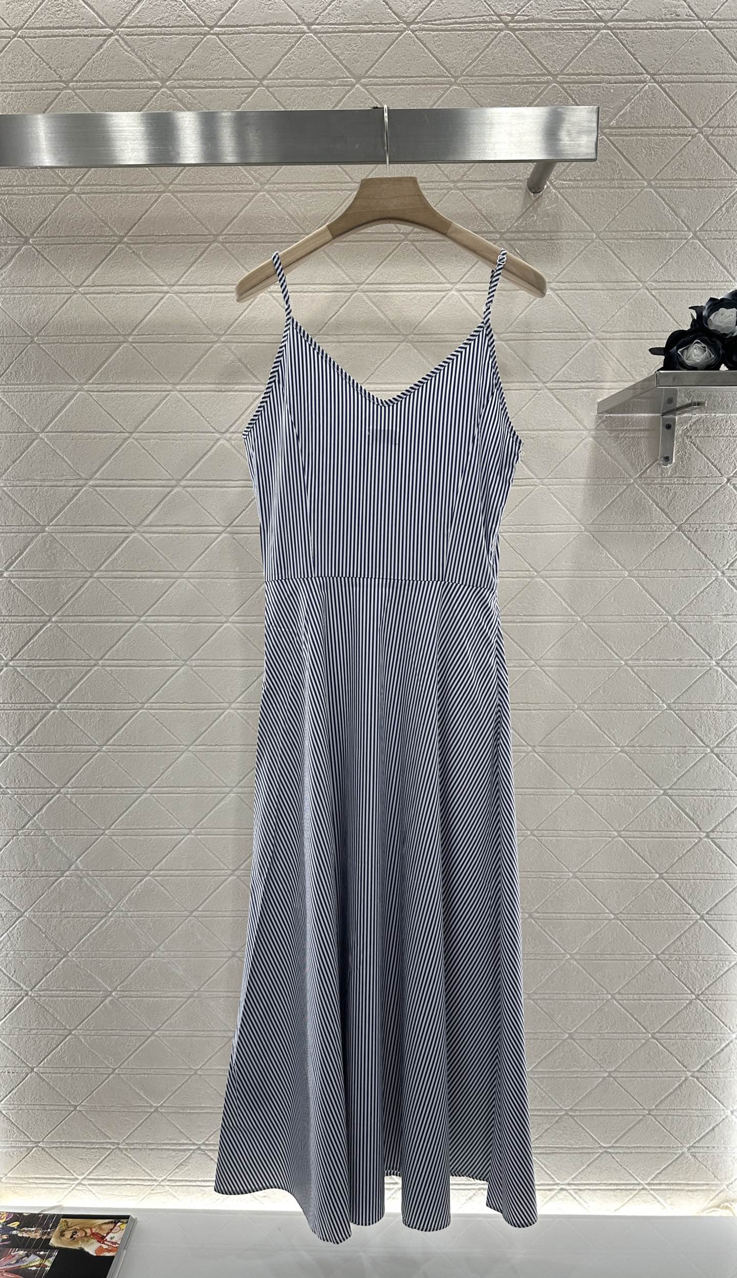 ♥Saint Lauren*♥2025新品上架
       条纹吊带连衣裙
定制YB进口材质 质感光泽