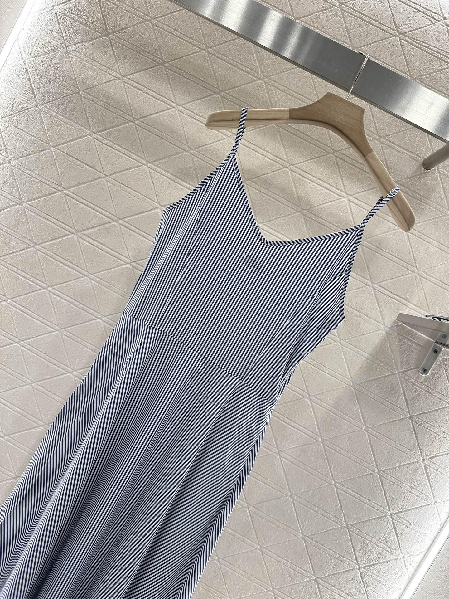 ♥Saint Lauren*♥2025新品上架
       条纹吊带连衣裙
定制YB进口材质 质感光泽