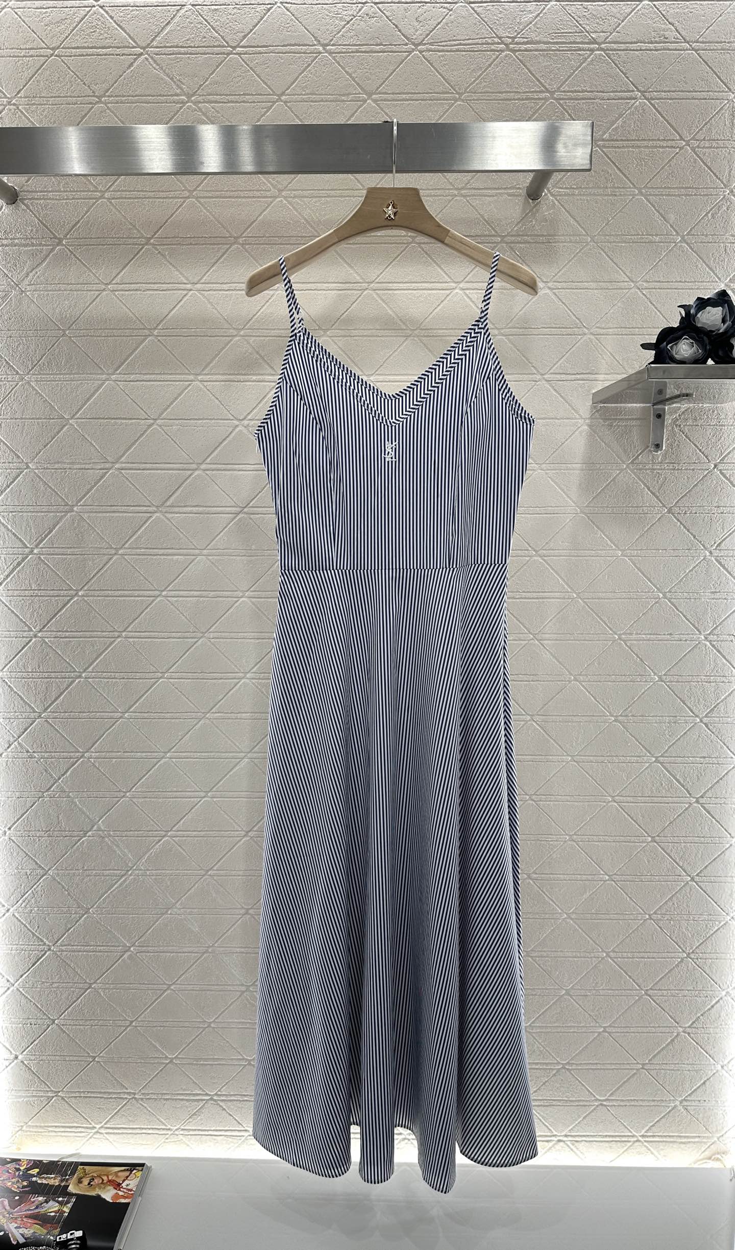 ♥Saint Lauren*♥2025新品上架
       条纹吊带连衣裙
定制YB进口材质 质感光泽