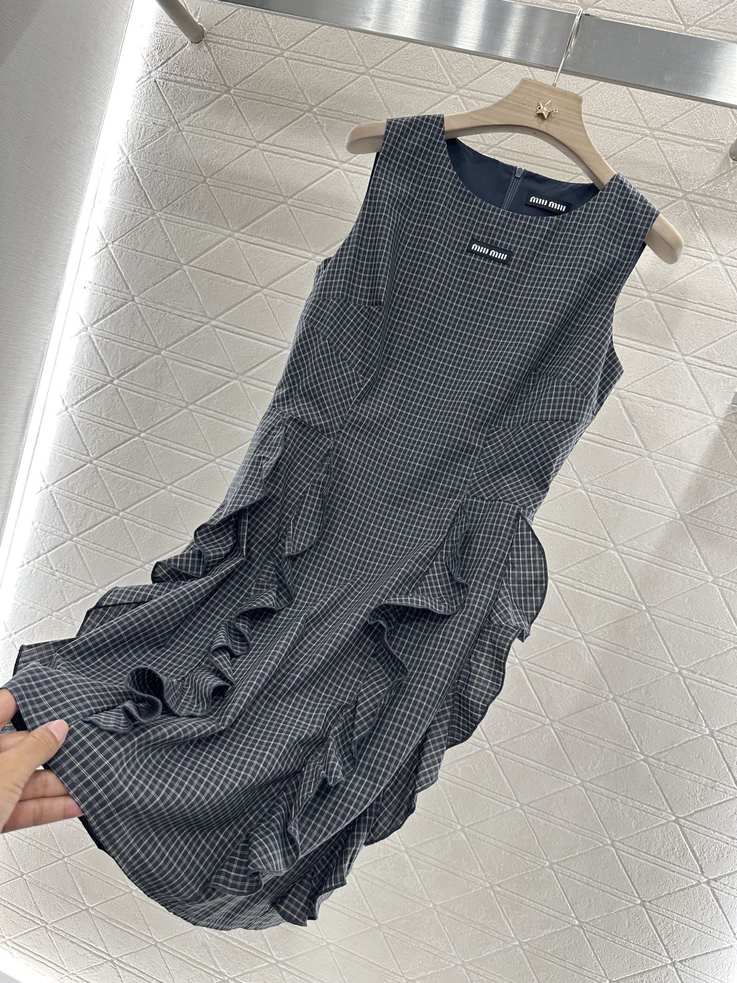 ♥Miumi*♥2025新品上架
     格纹花边背心裙
定制YB进口材质 质感细腻 穿搭舒适 花边背