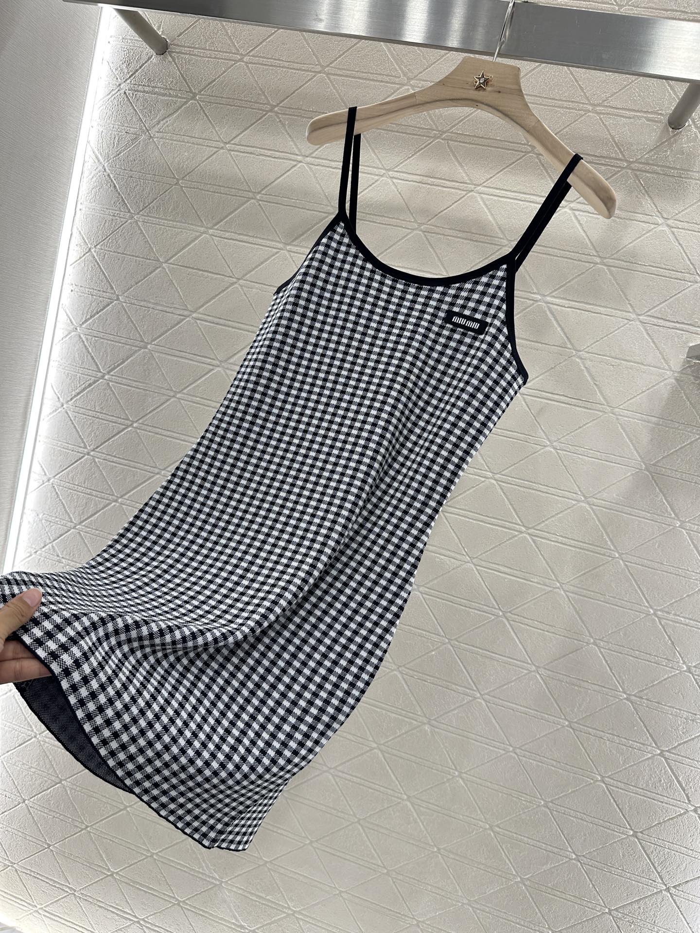 ♥Miumi*♥2025新品上架
    格纹吊带针织连衣裙
定制YB进口纱线织造 舒适弹力 透气十足 