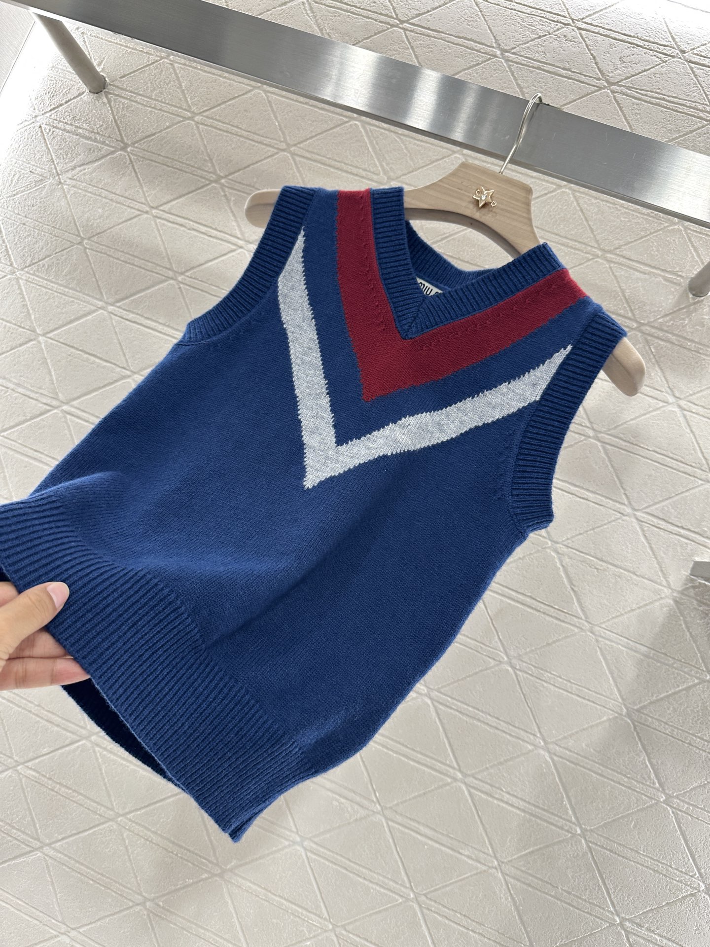 ♥Miumi*♥2025新品上架
      学院针织背心
定制YB羊毛纱线织造 细腻柔软 弹力十足 针