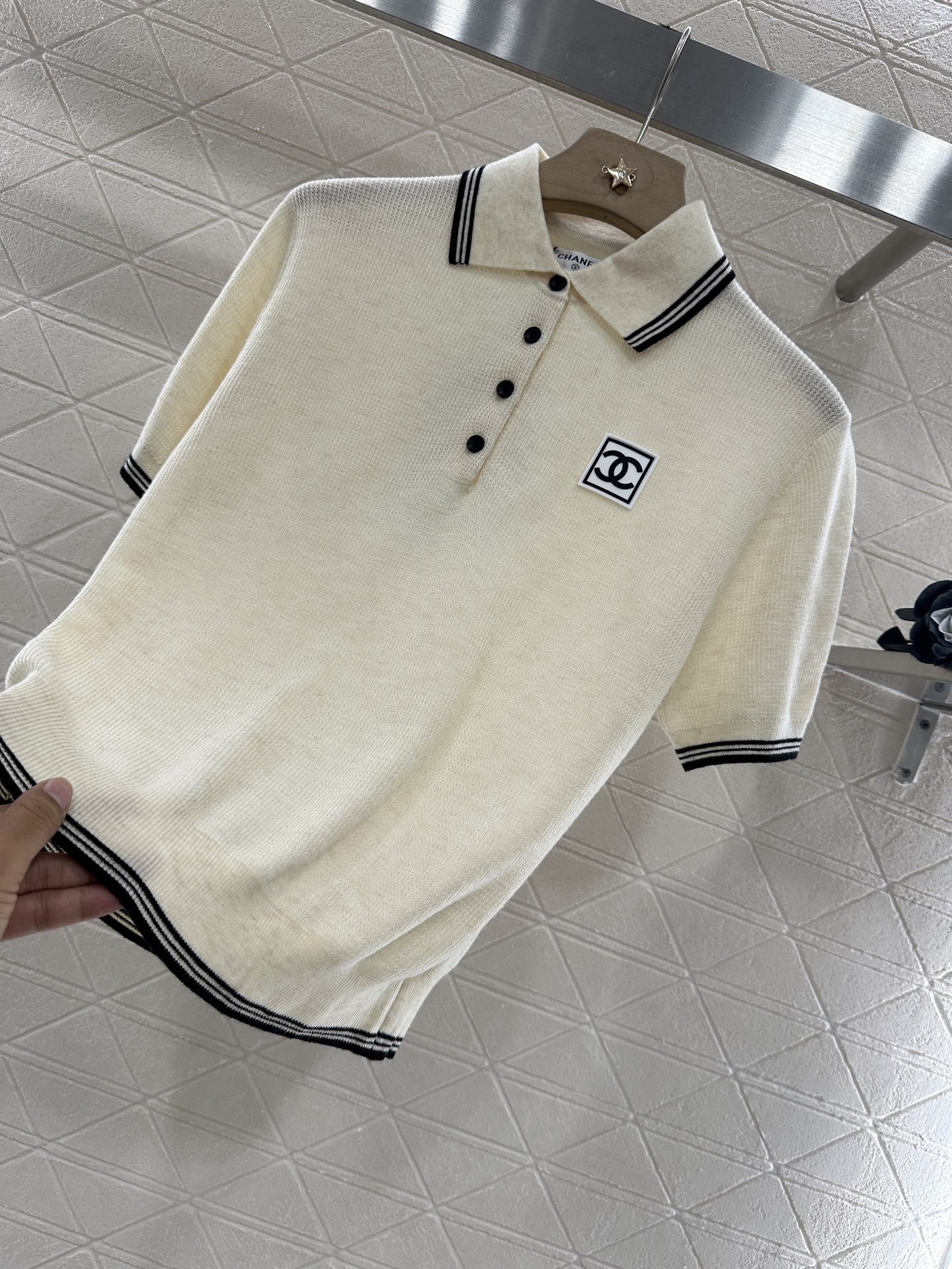 ♥Chane*♥2025新品上架
     章仔字母针织𝑝𝑜𝑙𝑜
定制YB羊毛纱线织造 细腻柔软 弹力十